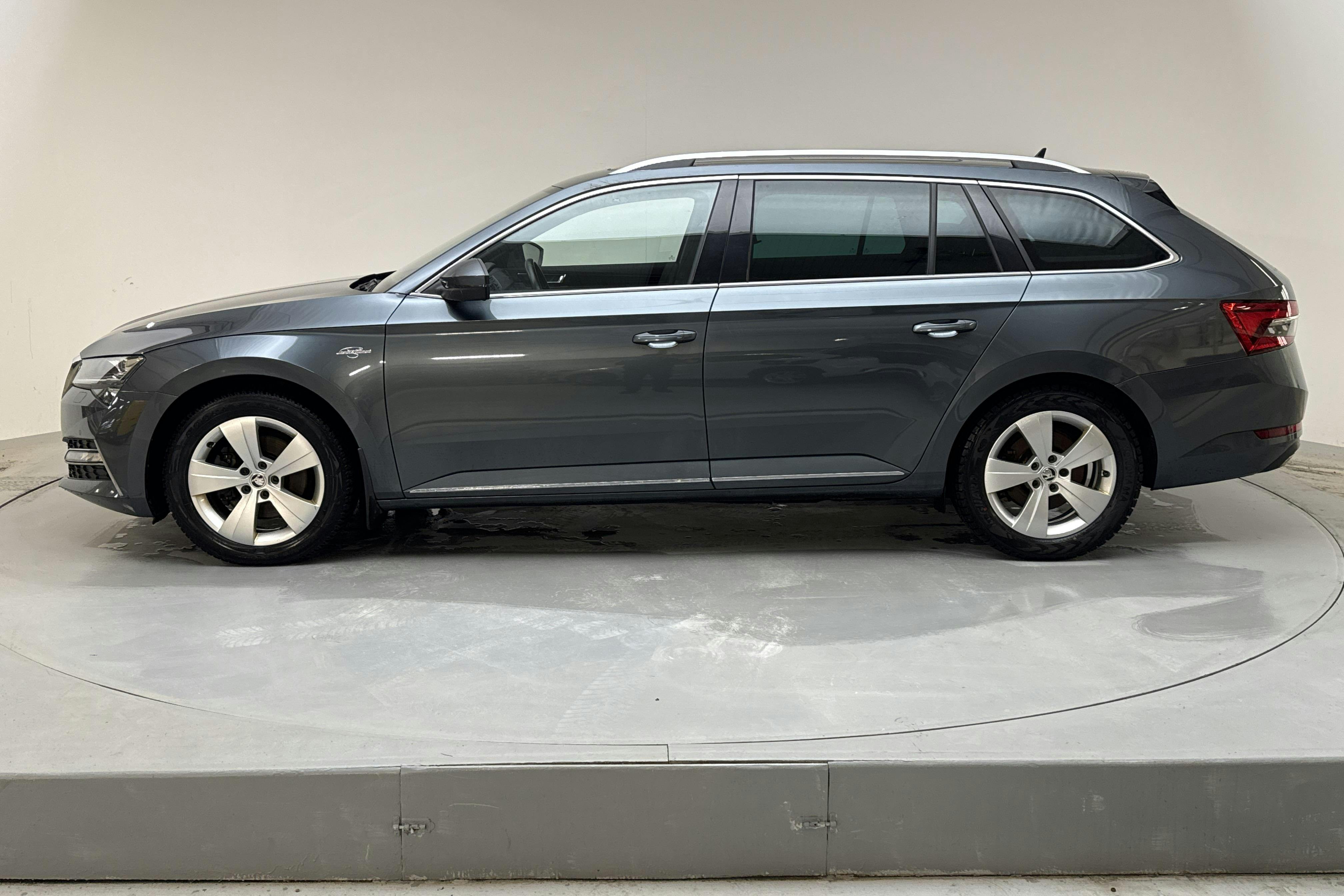 Presentationsfoto 2 av 17: Skoda Superb 1.4 TSI PHEV Kombi (218hk) - 12 522 mil - Automat - grå - 2022