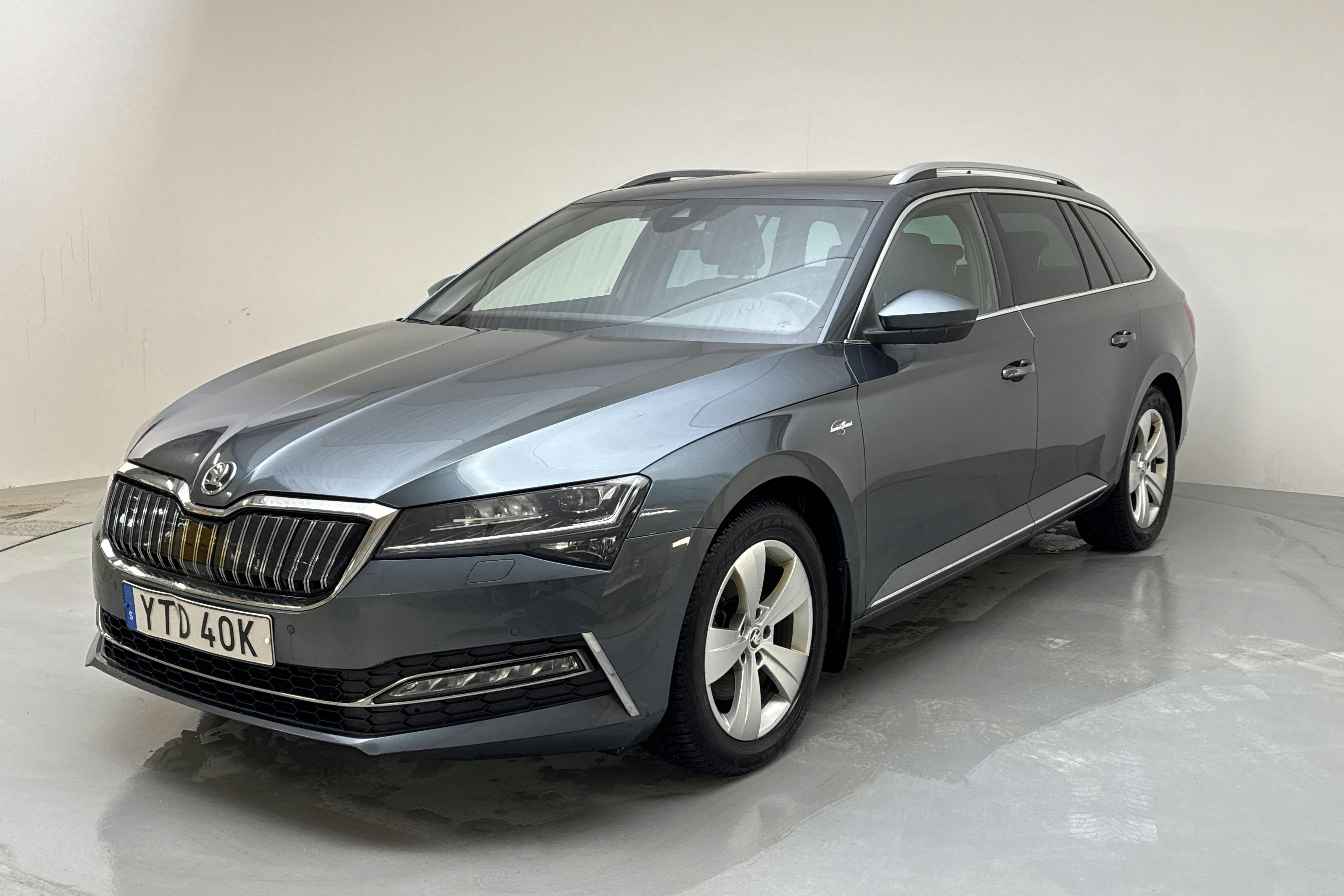 Presentationsfoto 1 av 17: Skoda Superb 1.4 TSI PHEV Kombi (218hk) - 12 522 mil - Automat - grå - 2022