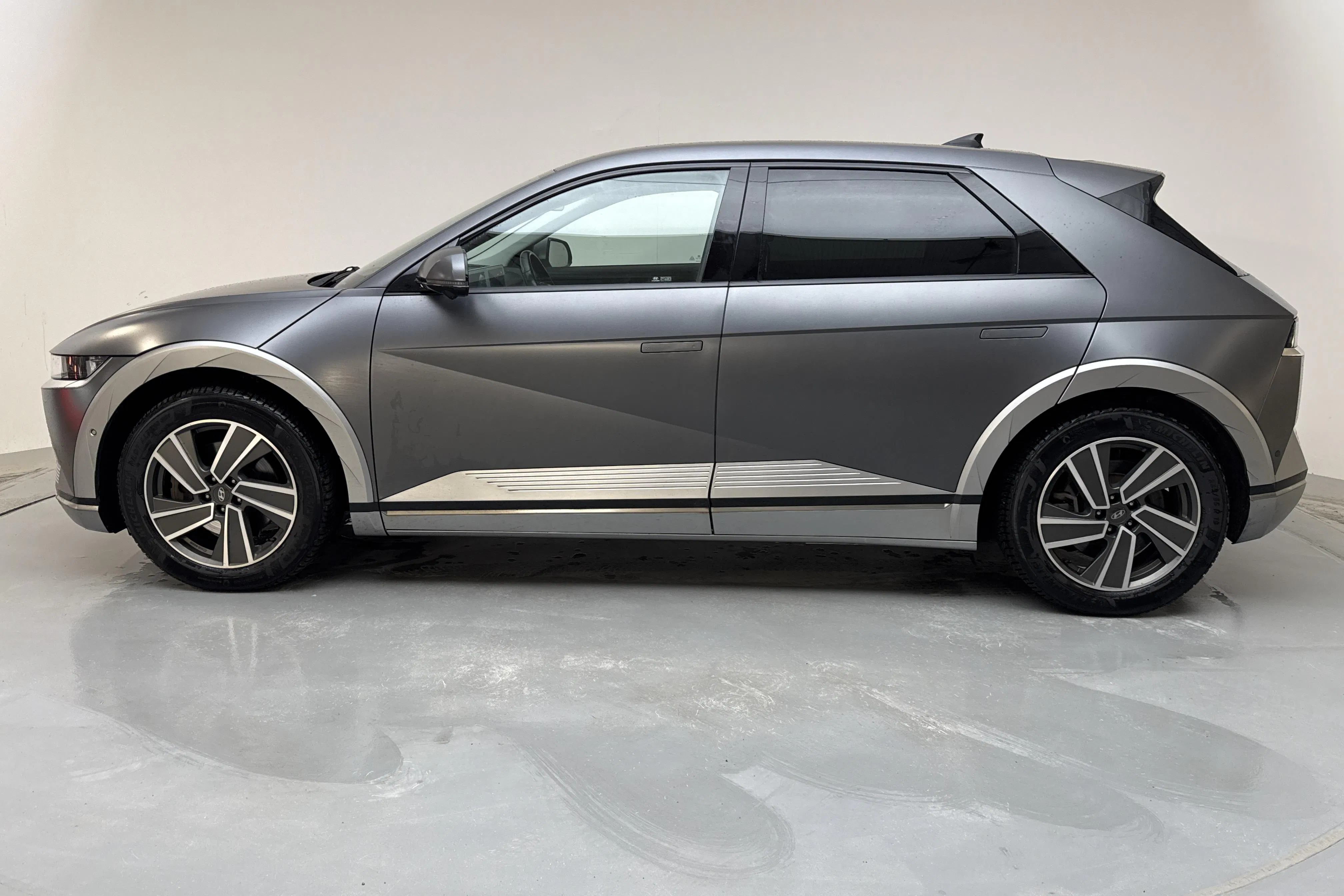 Presentation photo 2 of 17: Hyundai IONIQ 5 73kWh AWD (305hk) - 112 550 km - Automatic - gray - 2022