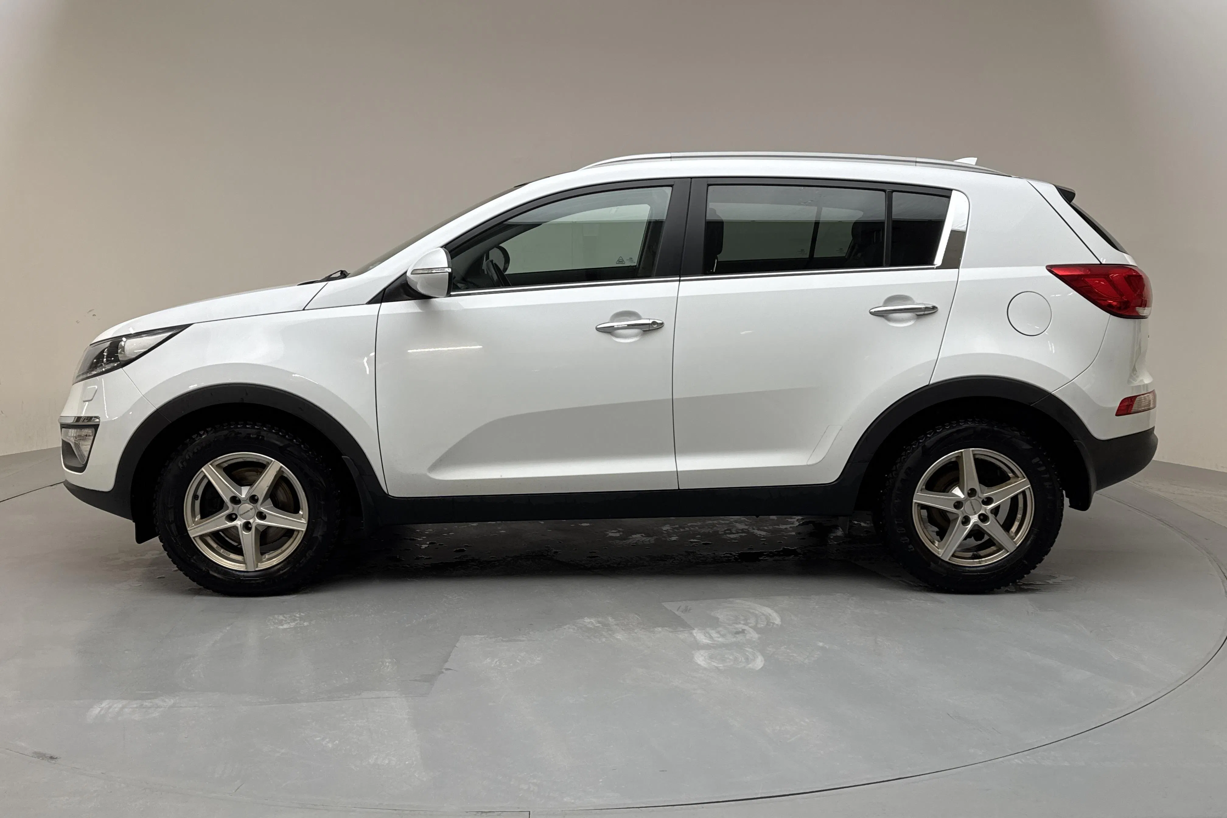 Presentationsfoto 2 av 15: KIA Sportage 1.7 CRDi 2WD (115hk) - 13 407 mil - Manuell - vit - 2015