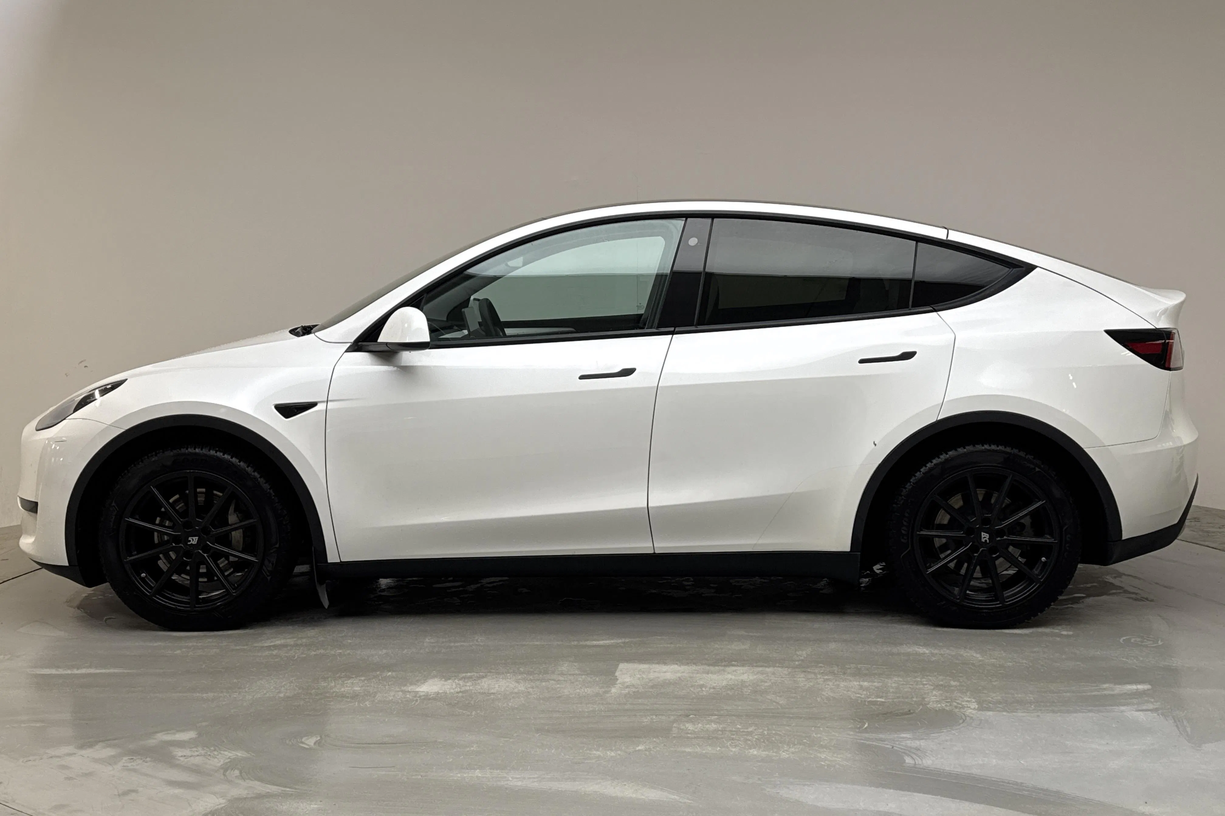 Presentationsfoto 2 av 19: Tesla Model Y RWD - 9 191 mil - Automat - vit - 2023