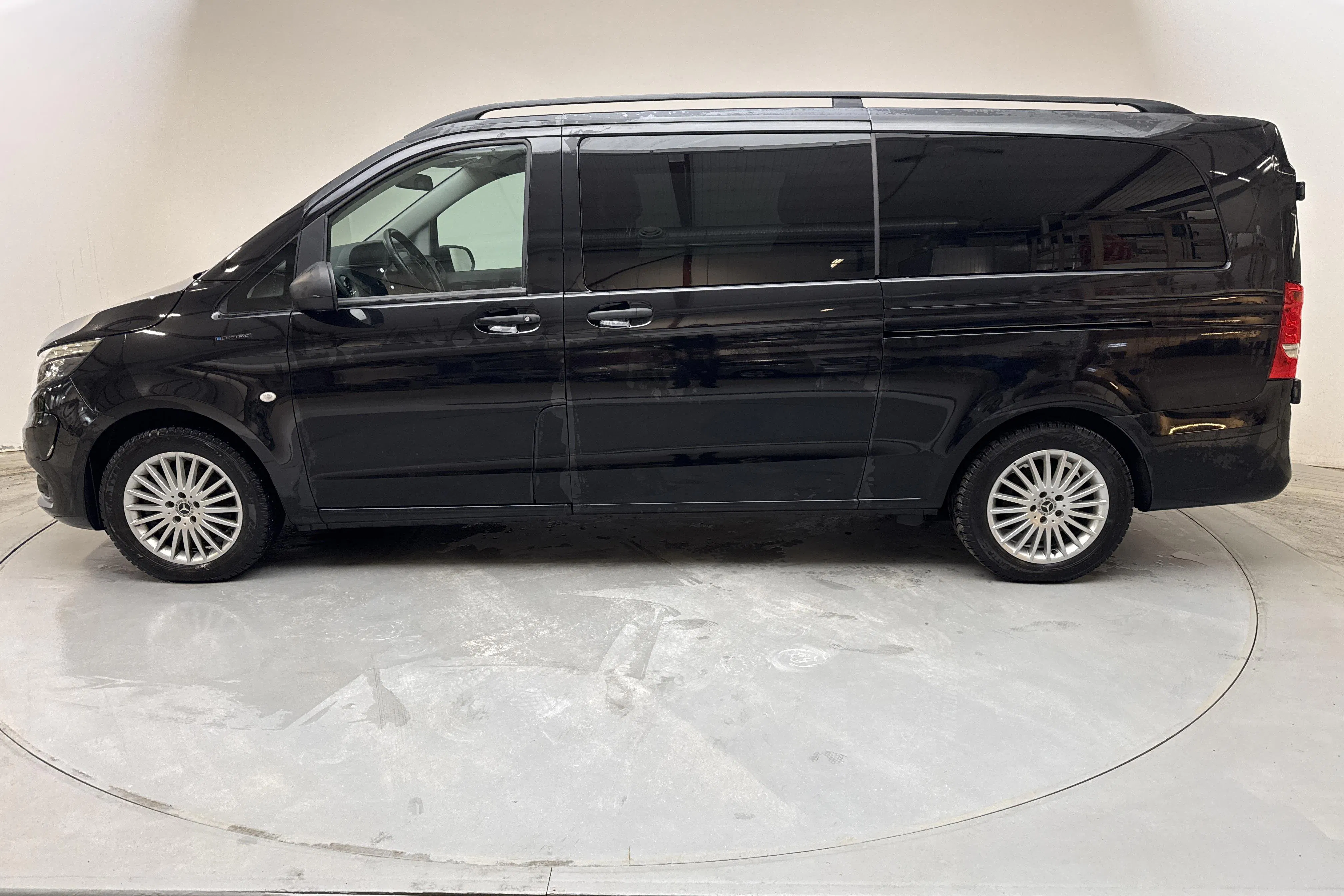 Presentationsfoto 2 av 17: Mercedes eVito Tourer W640 (204hk) - 5 771 mil - Automat - svart - 2022