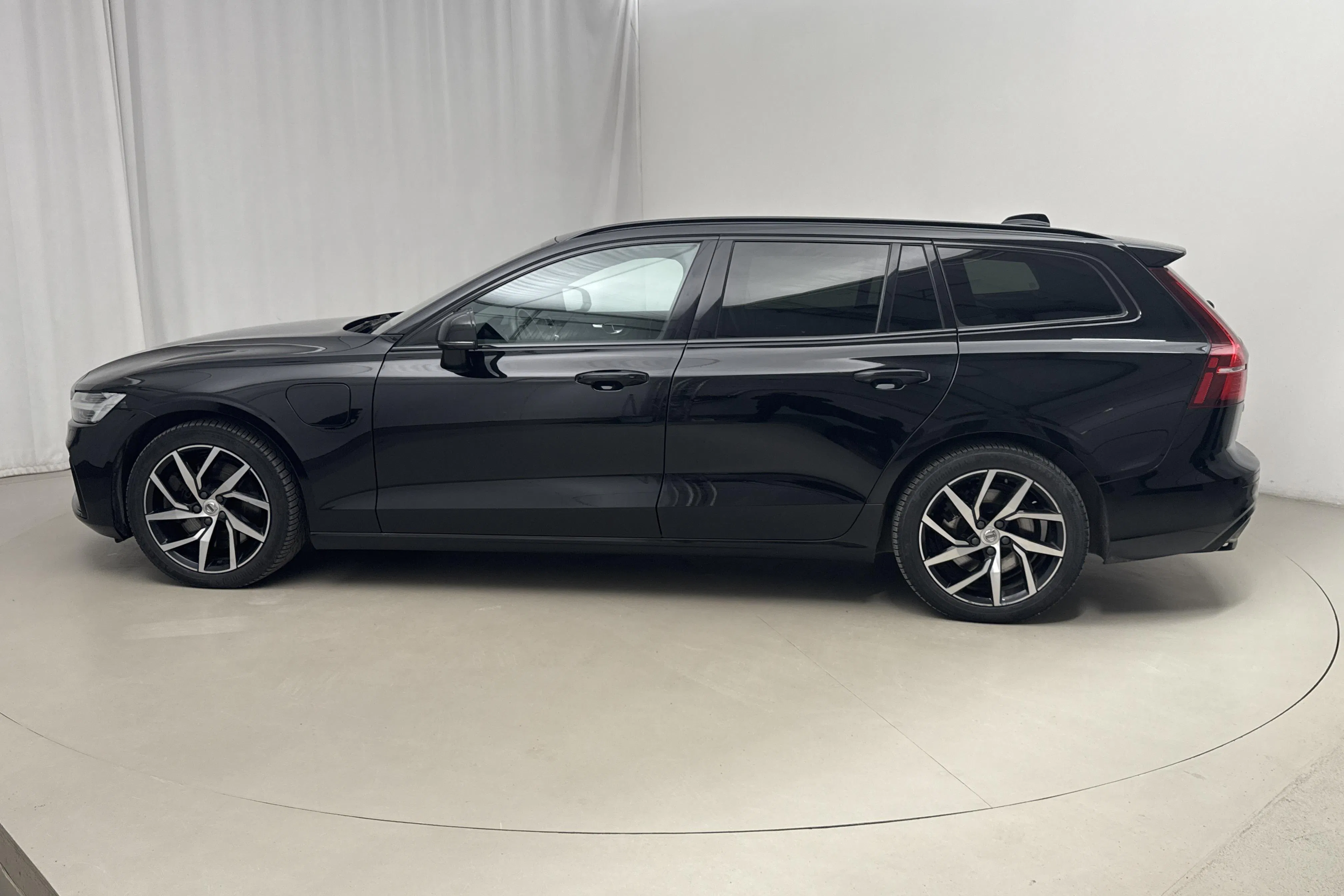 Presentation photo 2 of 20: Volvo V60 T6 AWD Twin Engine (340hk) - 110 790 km - Automatic - black - 2021