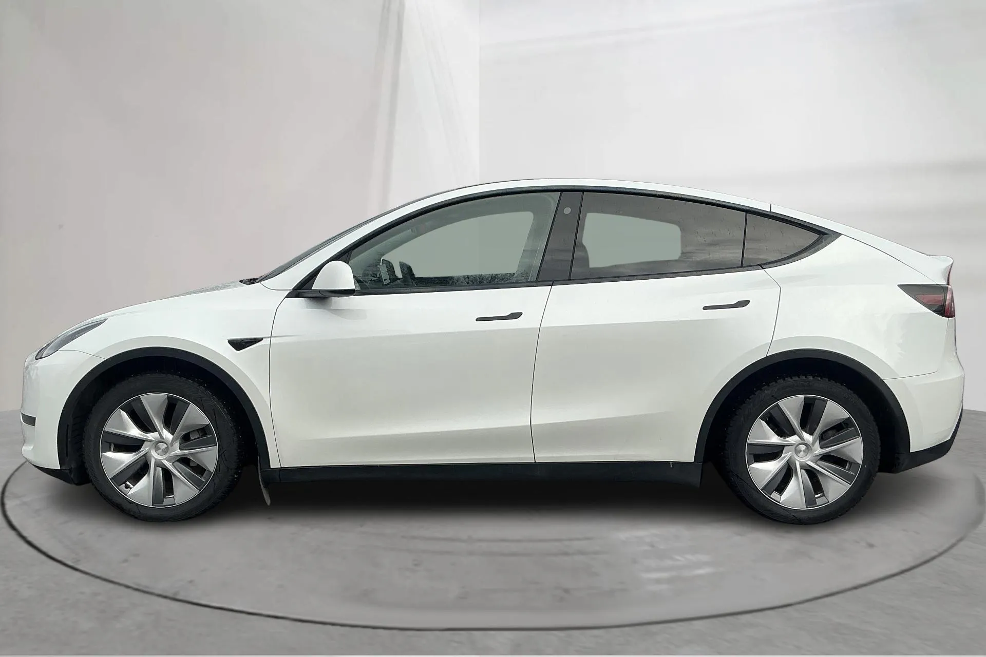 Presentation photo 2 of 22: Tesla Model Y Long Range Dual Motor AWD - 73 640 km - Automatic - white - 2023