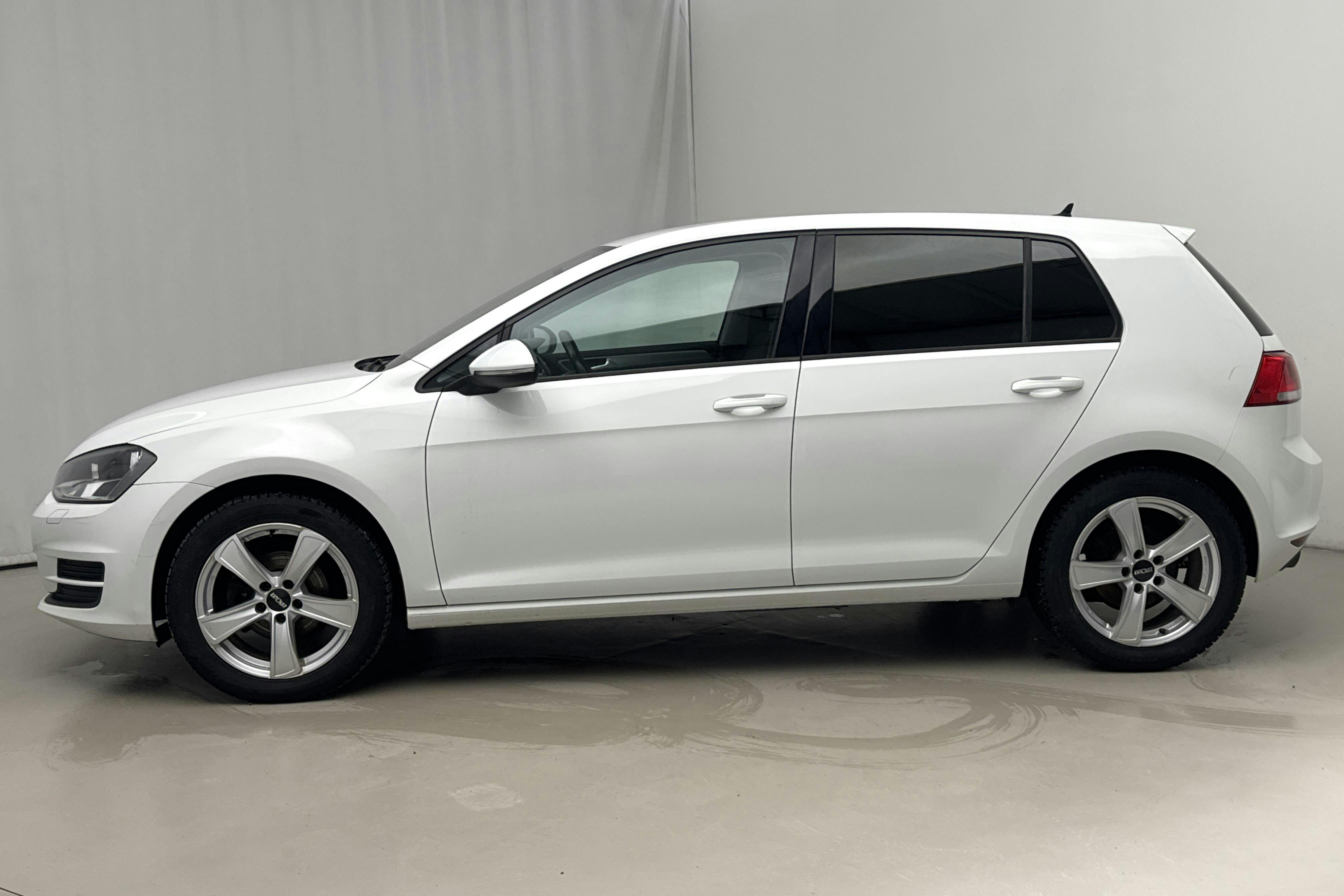 Presentationsfoto 2 av 14: VW Golf VII 1.2 TSI 5dr (110hk) - 12 554 mil - Automat - vit - 2017