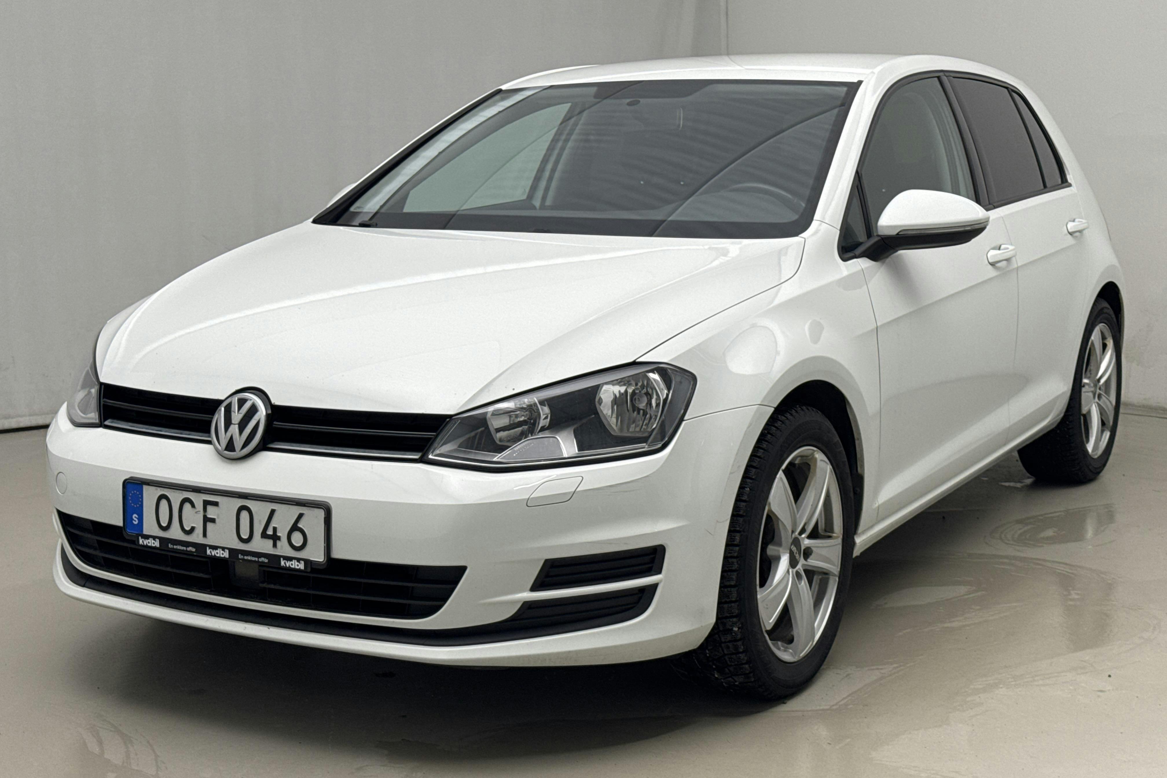 Presentationsfoto 1 av 14: VW Golf VII 1.2 TSI 5dr (110hk) - 12 554 mil - Automat - vit - 2017