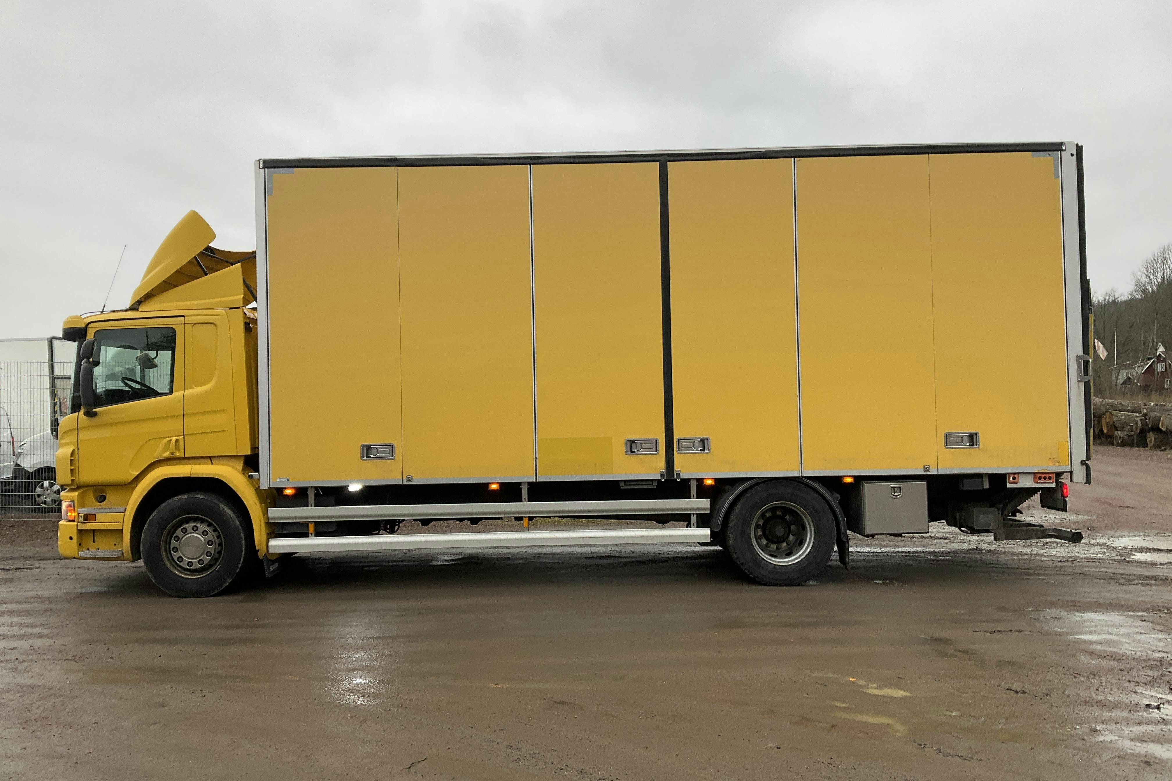 Presentation photo 2 of 46: SCANIA P320LB 4X2 HNB - 432 170 km - Automatic - yellow - 2016