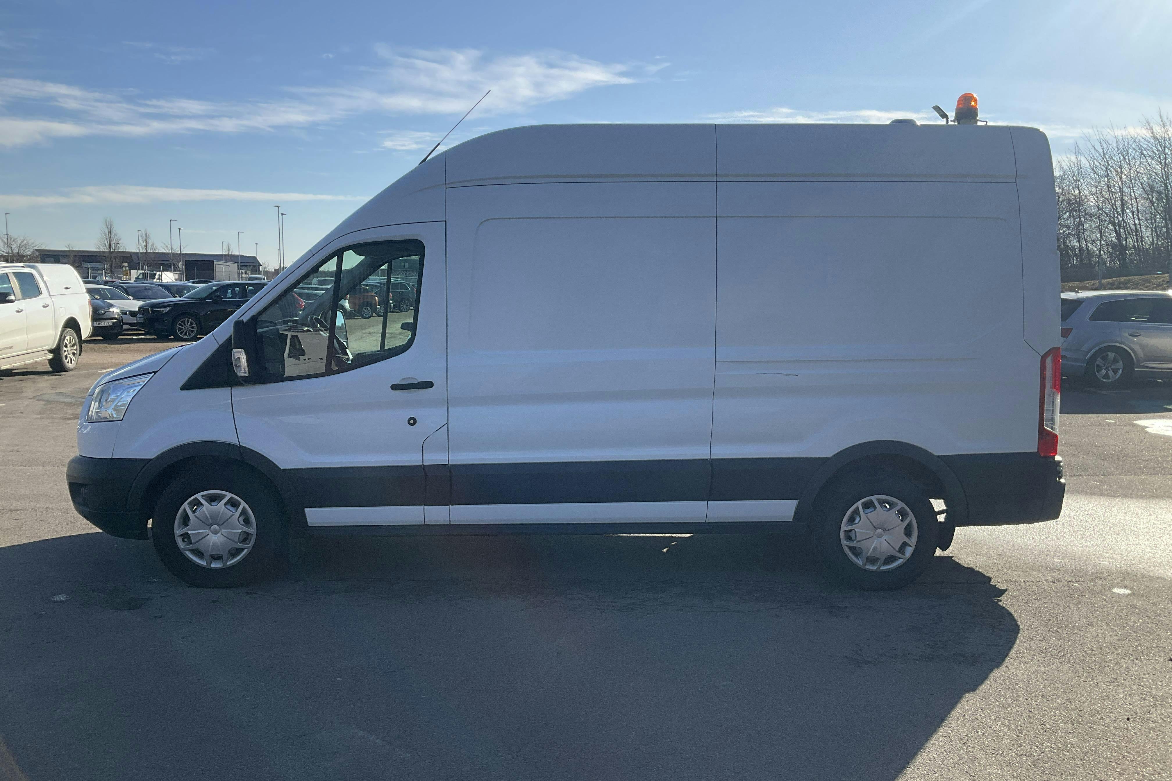 Presentation photo 2 of 18: Ford Transit 350 2.0 TDCi 2WD Skåp (130hk) - 117 640 km - Manual - white - 2018