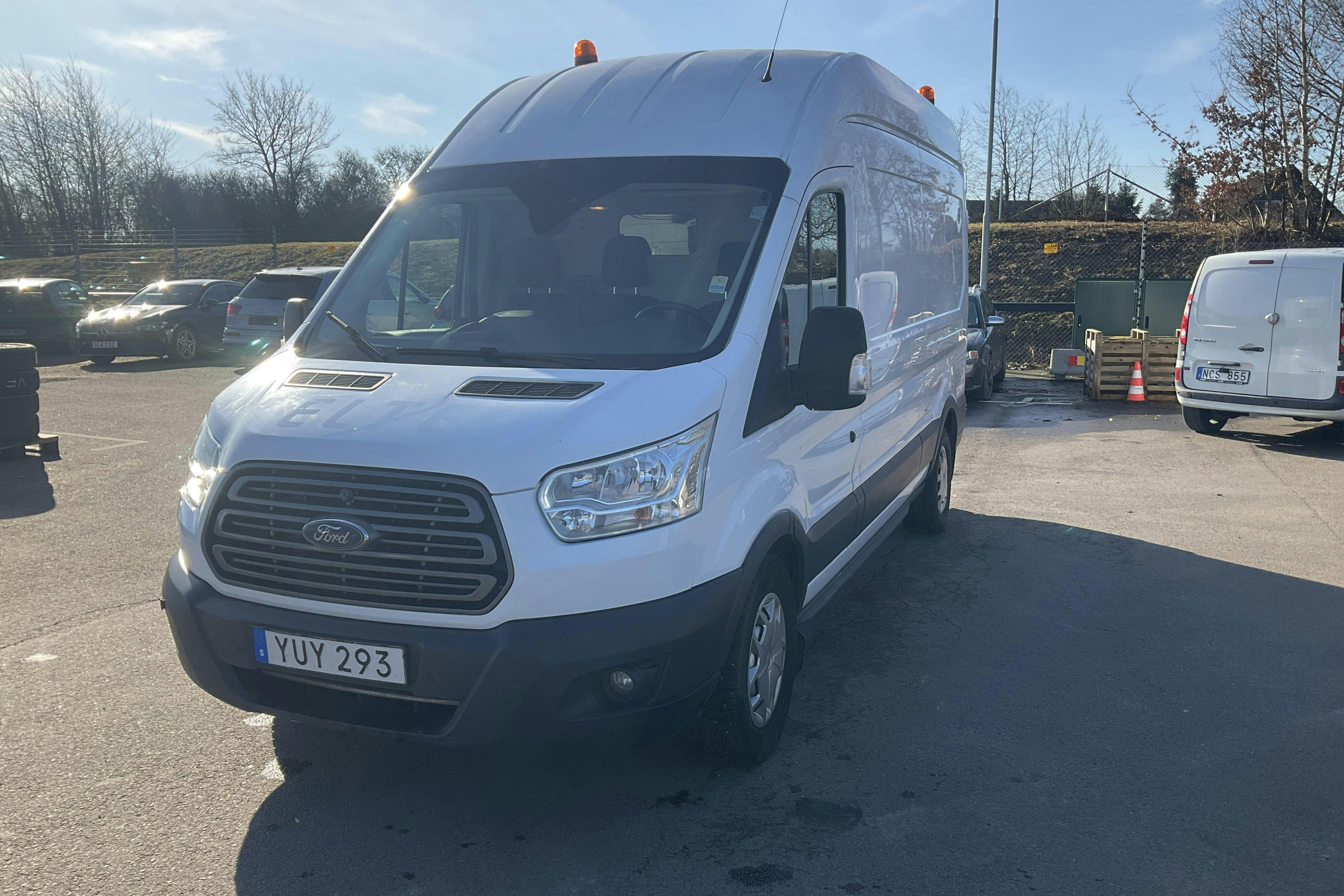 Presentation photo 1 of 18: Ford Transit 350 2.0 TDCi 2WD Skåp (130hk) - 117 640 km - Manual - white - 2018