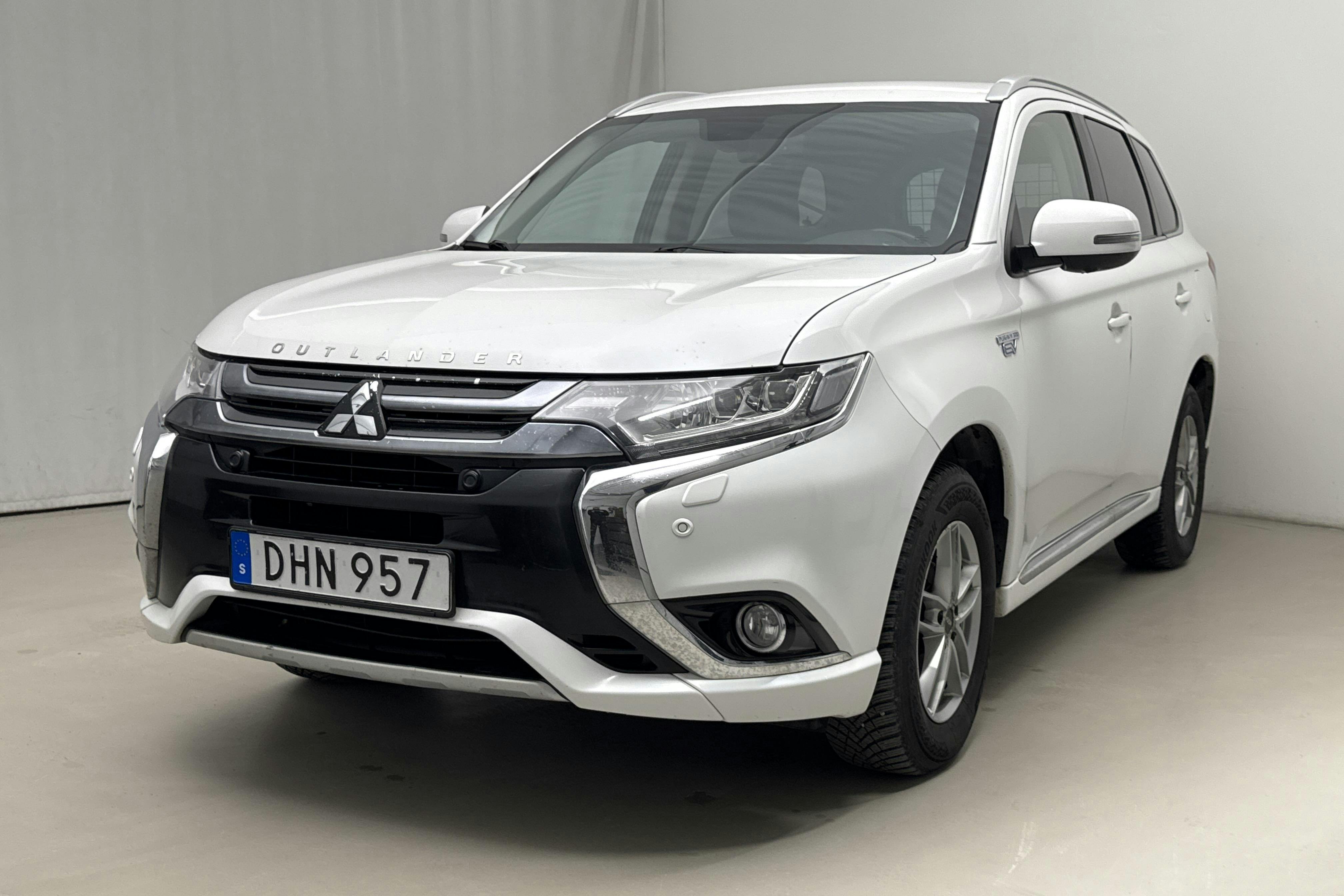 Presentation photo 1 of 22: Mitsubishi Outlander 2.0 Plug-in Hybrid 4WD (121hk) - 186 610 km - Automatic - white - 2016