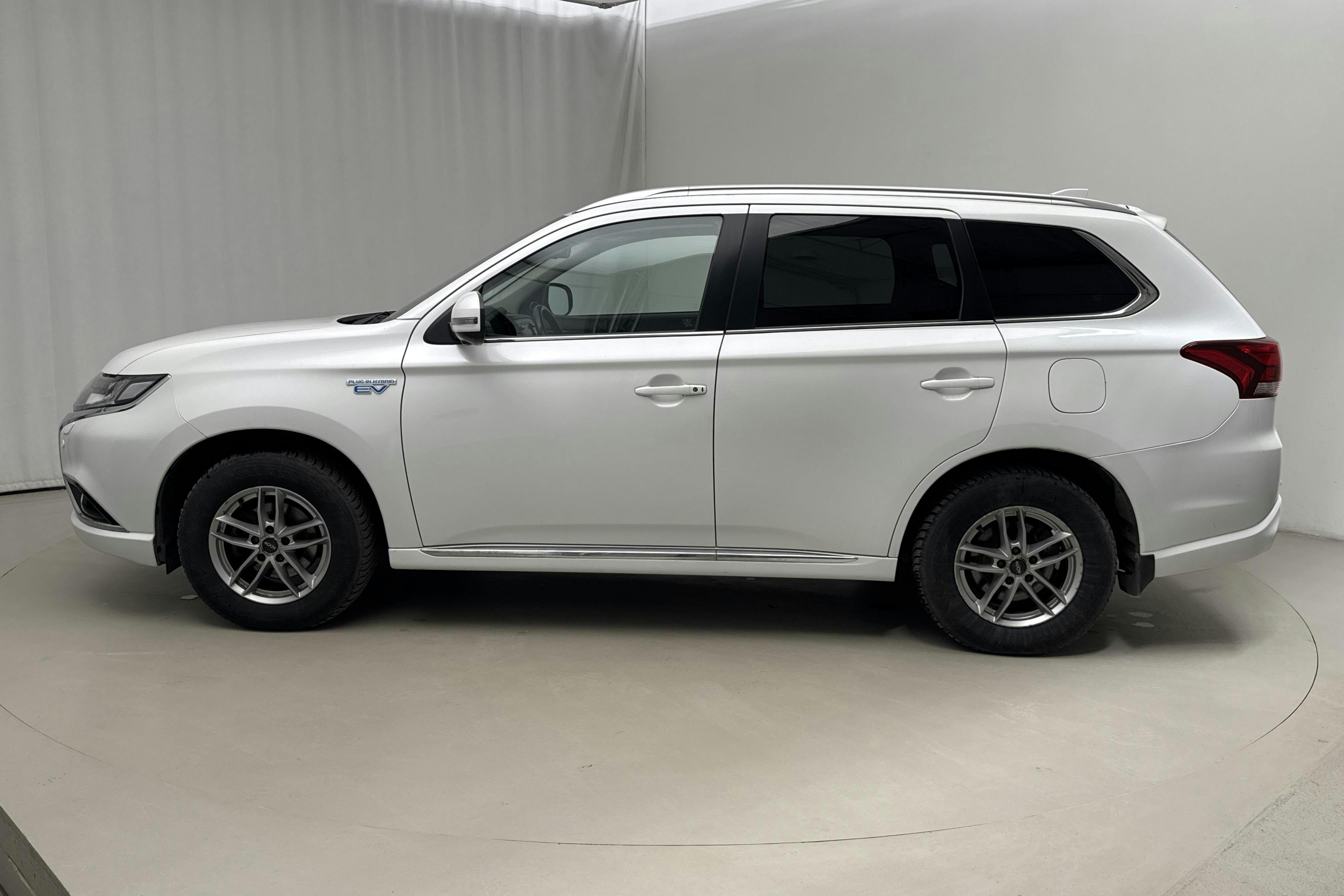 Presentation photo 2 of 22: Mitsubishi Outlander 2.0 Plug-in Hybrid 4WD (121hk) - 186 610 km - Automatic - white - 2016