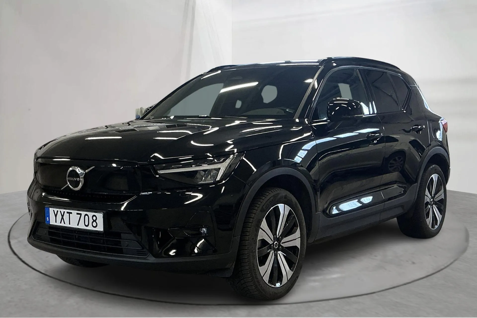 Presentationsfoto 1 av 19: Volvo XC40 P6 Recharge (231hk) - 10 951 mil - Automat - svart - 2023