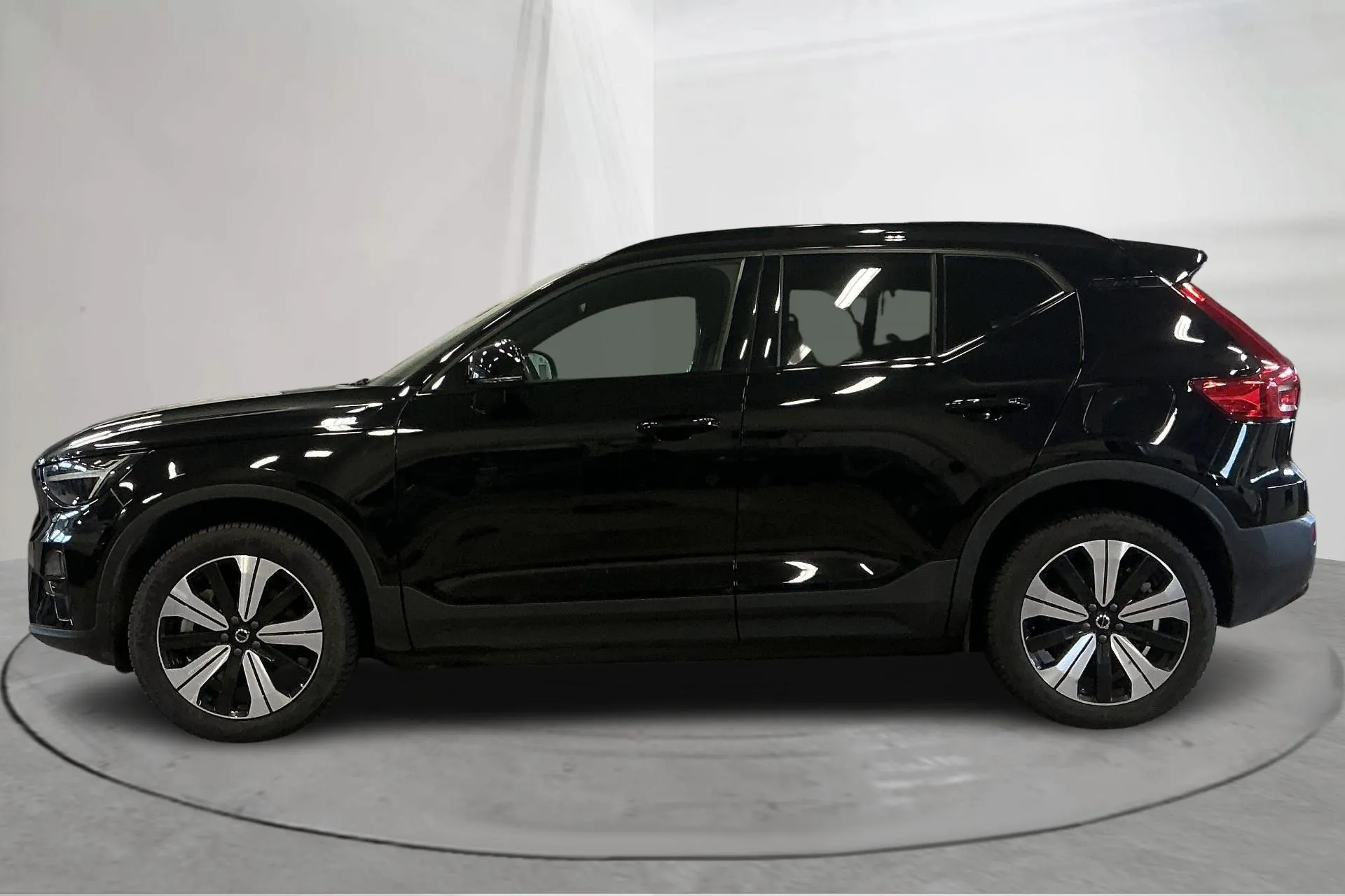 Presentationsfoto 2 av 19: Volvo XC40 P6 Recharge (231hk) - 10 951 mil - Automat - svart - 2023