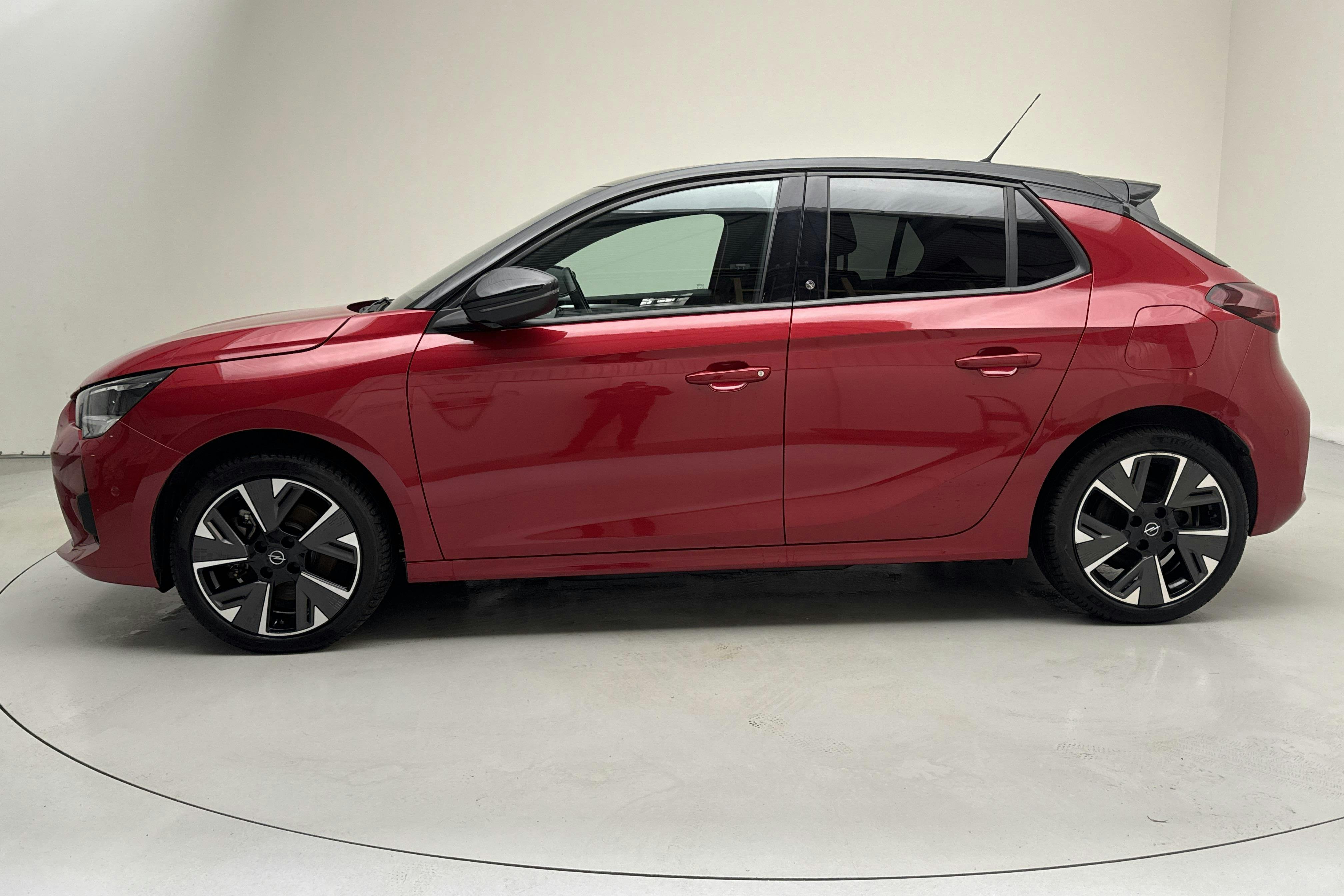 Presentation photo 2 of 15: Opel Corsa-e 50kWh 5dr (136hk) - 22 500 km - Automatic - red - 2023