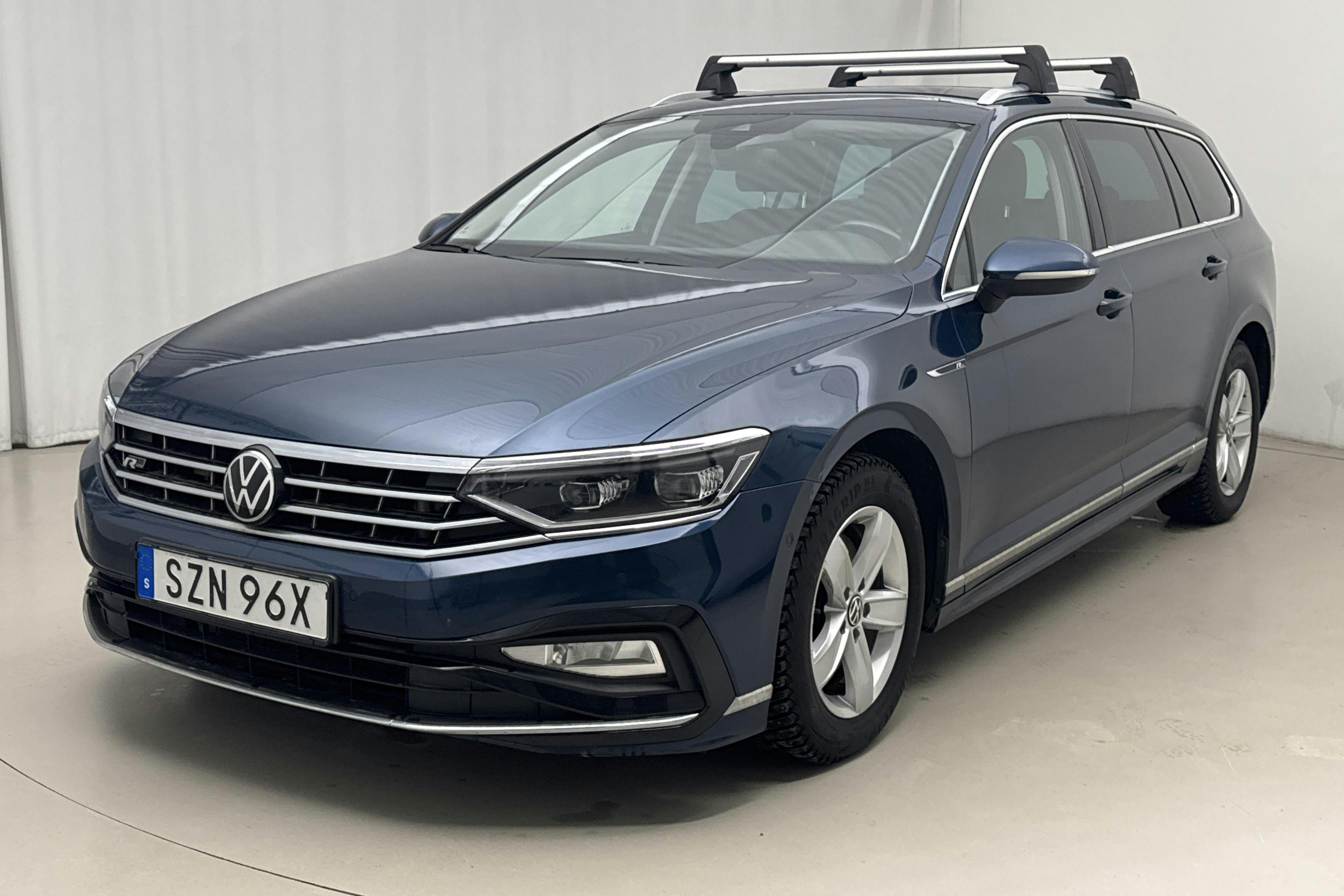 Presentationsfoto 1 av 16: VW Passat 2.0 TDI Sportscombi 4Motion (200hk) - 20 678 mil - Automat - blå - 2021