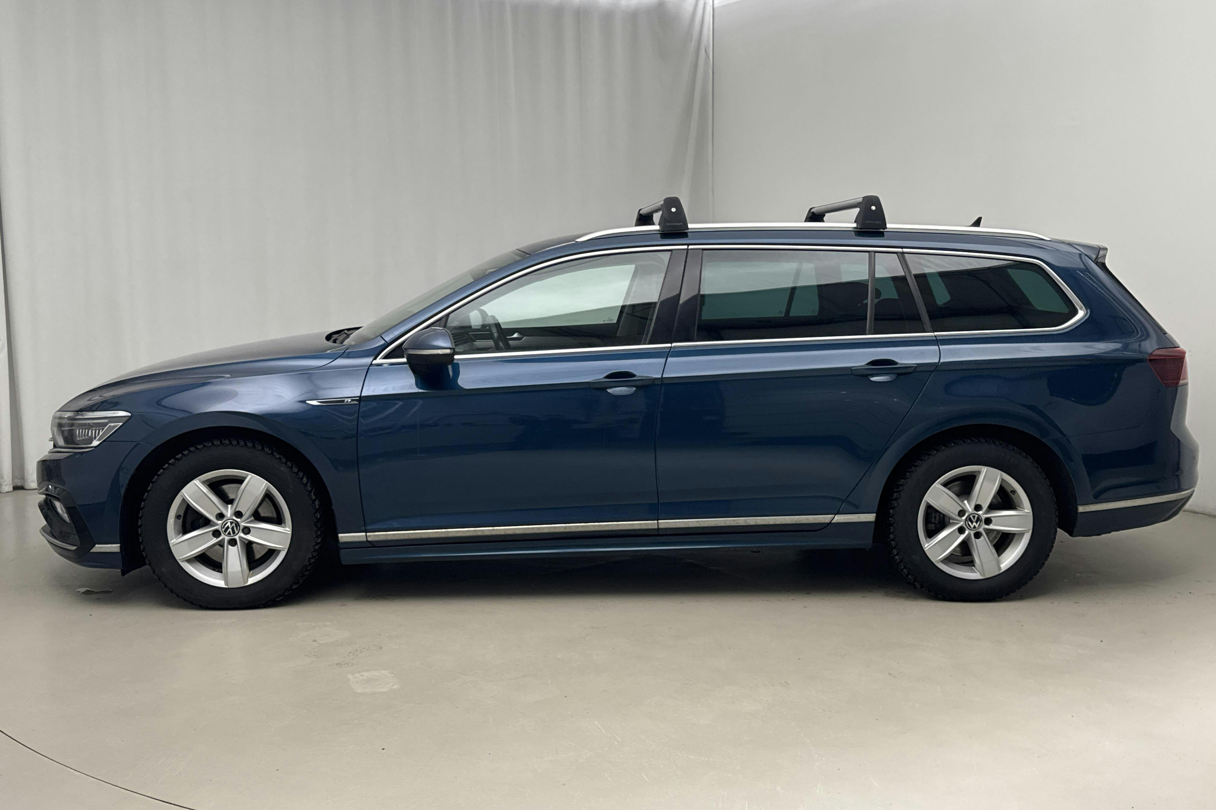 Presentationsfoto 2 av 16: VW Passat 2.0 TDI Sportscombi 4Motion (200hk) - 20 678 mil - Automat - blå - 2021
