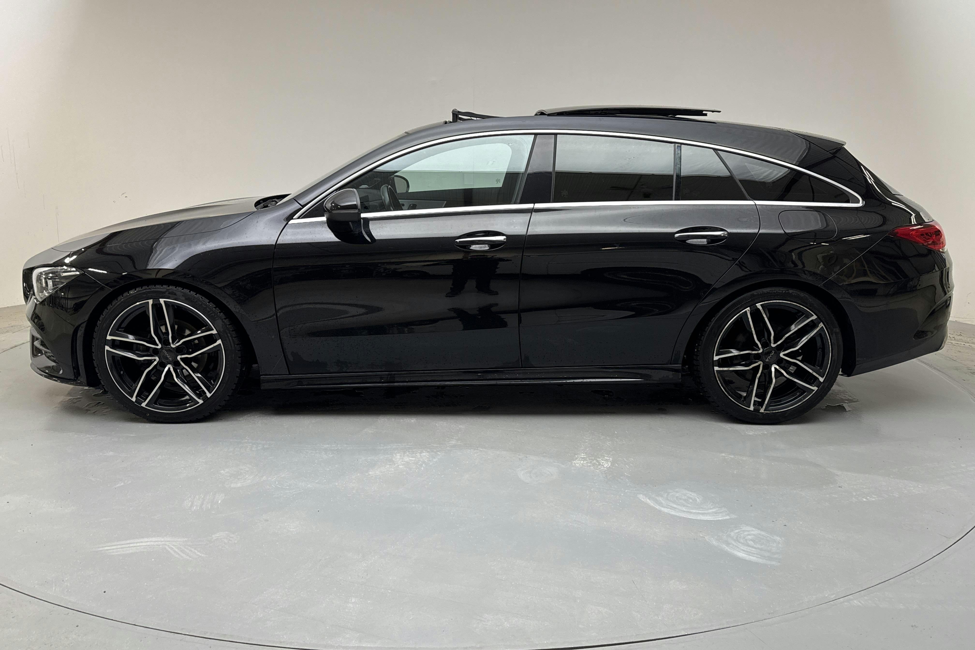 Presentation photo 2 of 19: Mercedes CLA 180 Shooting Brake X118 (136hk) - 138 070 km - Automatic - black - 2021