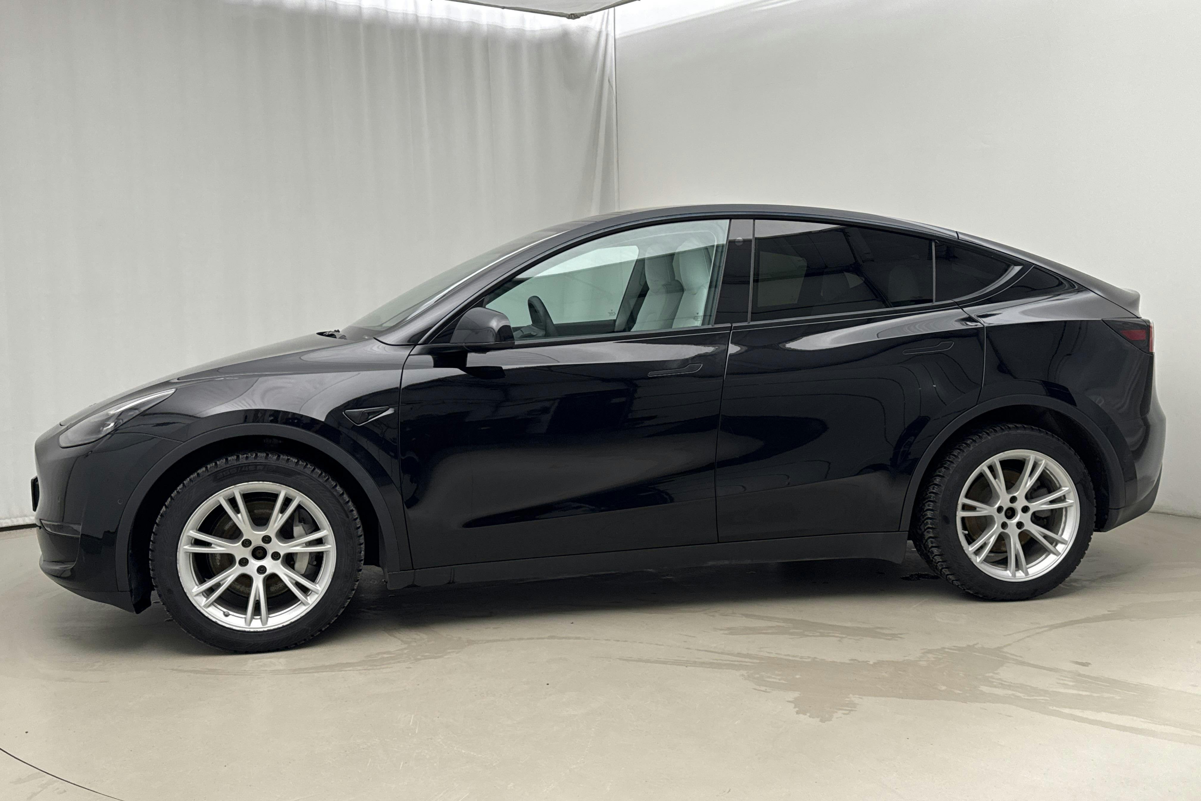 Presentationsfoto 2 av 22: Tesla Model Y Long Range Dual Motor AWD - 6 305 mil - Automat - svart - 2021