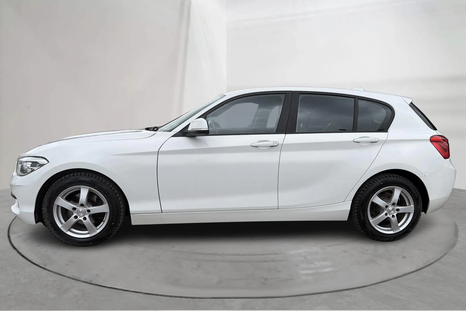 Presentationsfoto 2 av 12: BMW 116d 5dr, F20 (116hk) - 15 436 mil - Manuell - vit - 2016