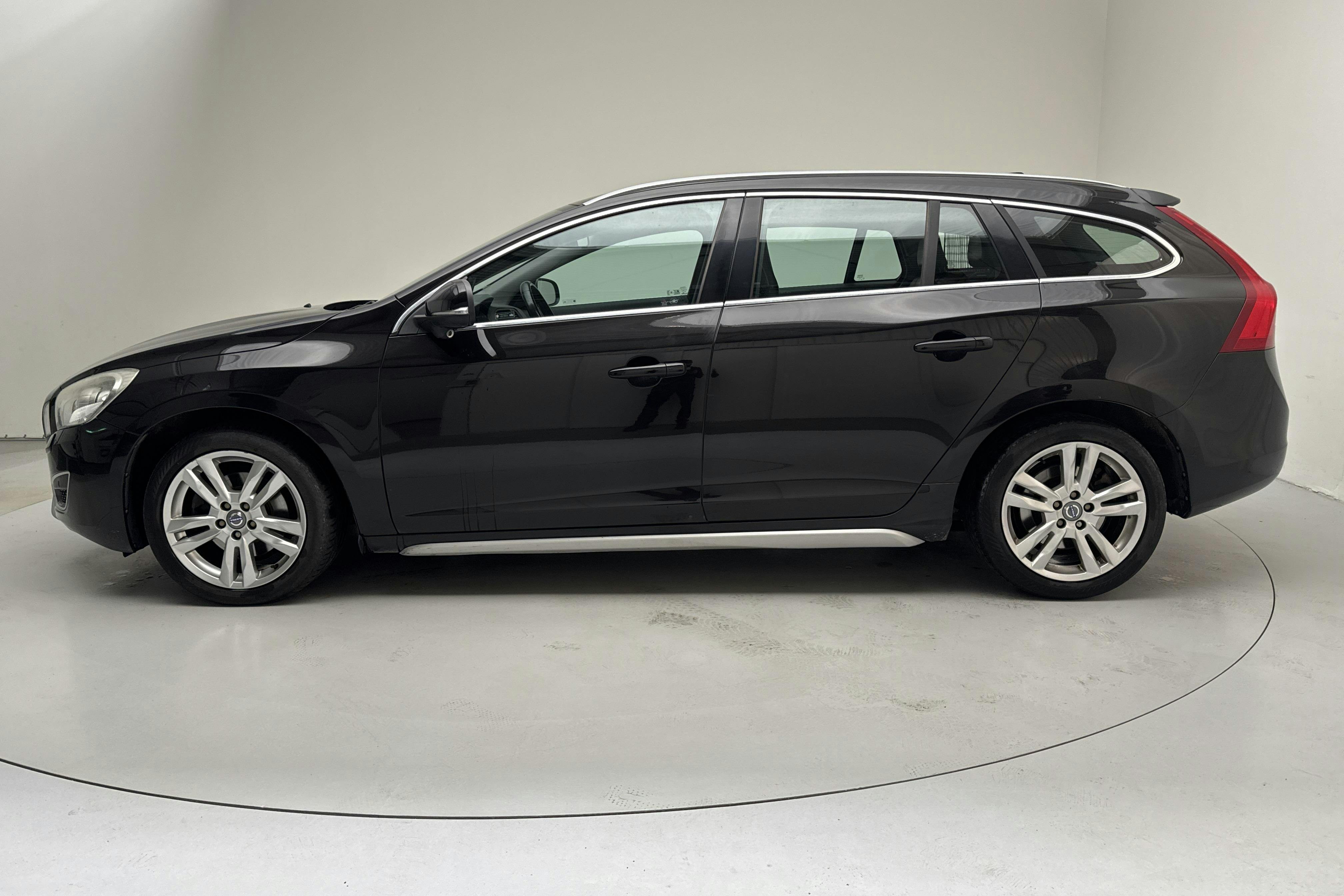 Presentation photo 2 of 15: Volvo V60 1.6D DRIVe (115hk) - 177 920 km - Automatic - black - 2012