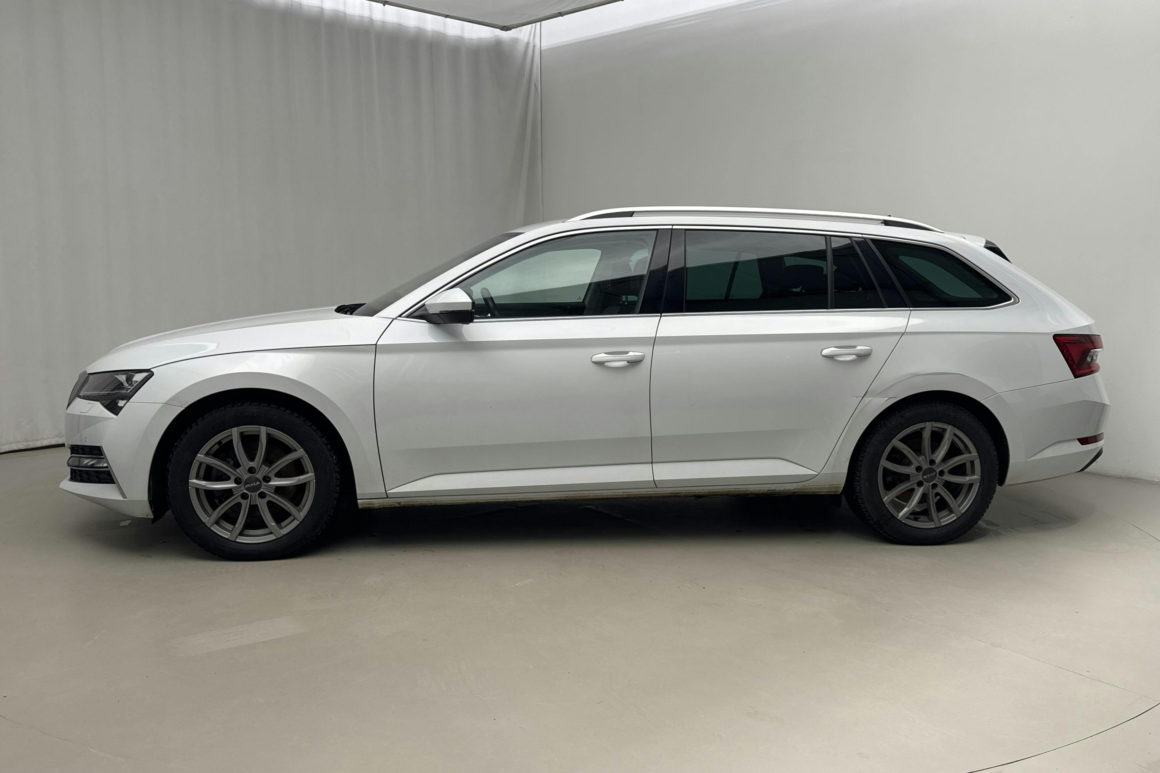 Präsentationsfoto 2 von 24: Skoda Superb 1.4 TSI PHEV Kombi (218hk) - 87 490 Kilometer - Verkaufsautomat - Weiß - 2022