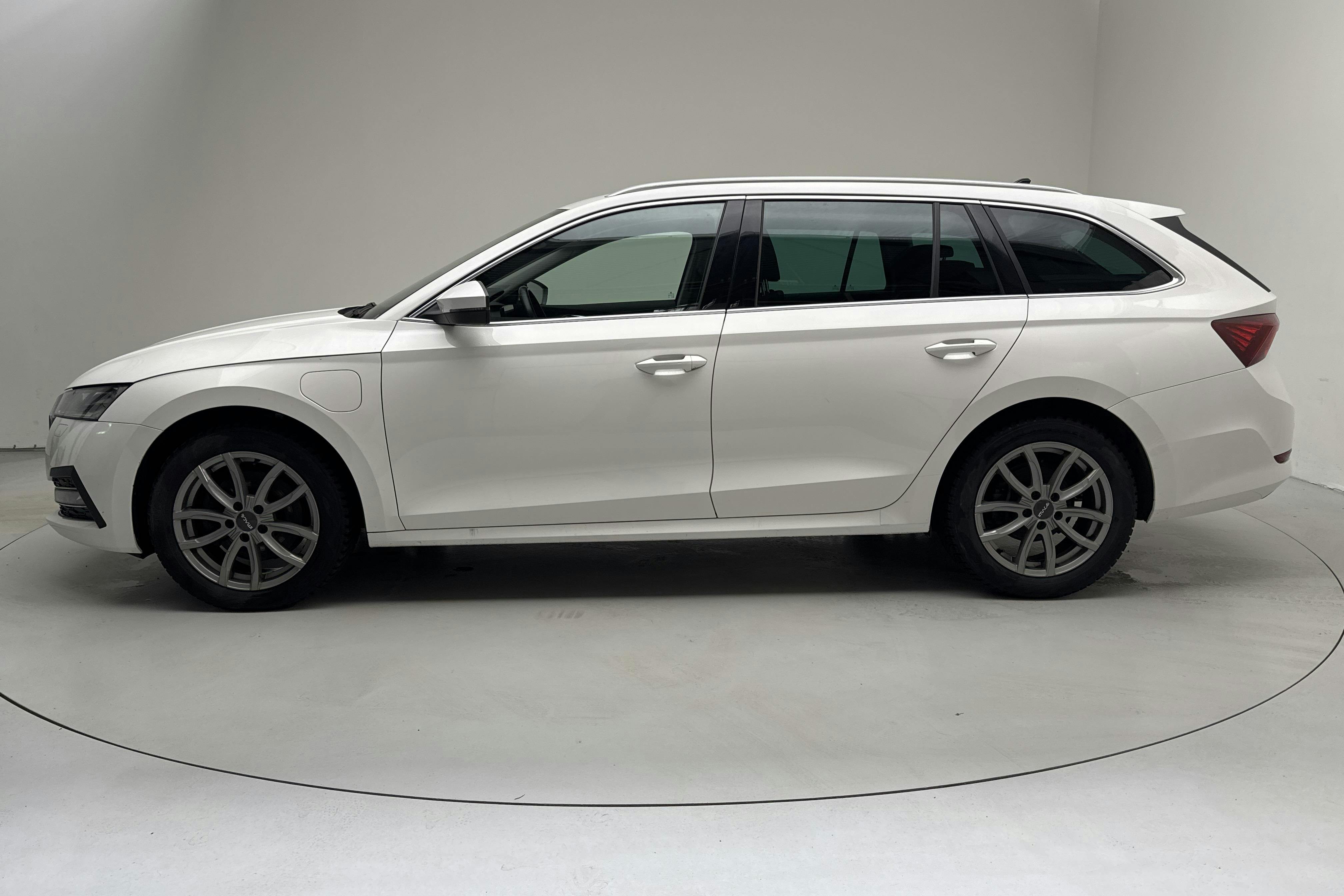 Presentation photo 2 of 17: Skoda Octavia 1.4 iV PHEV Combi (204hk) - 95 350 km - Automatic - white - 2022