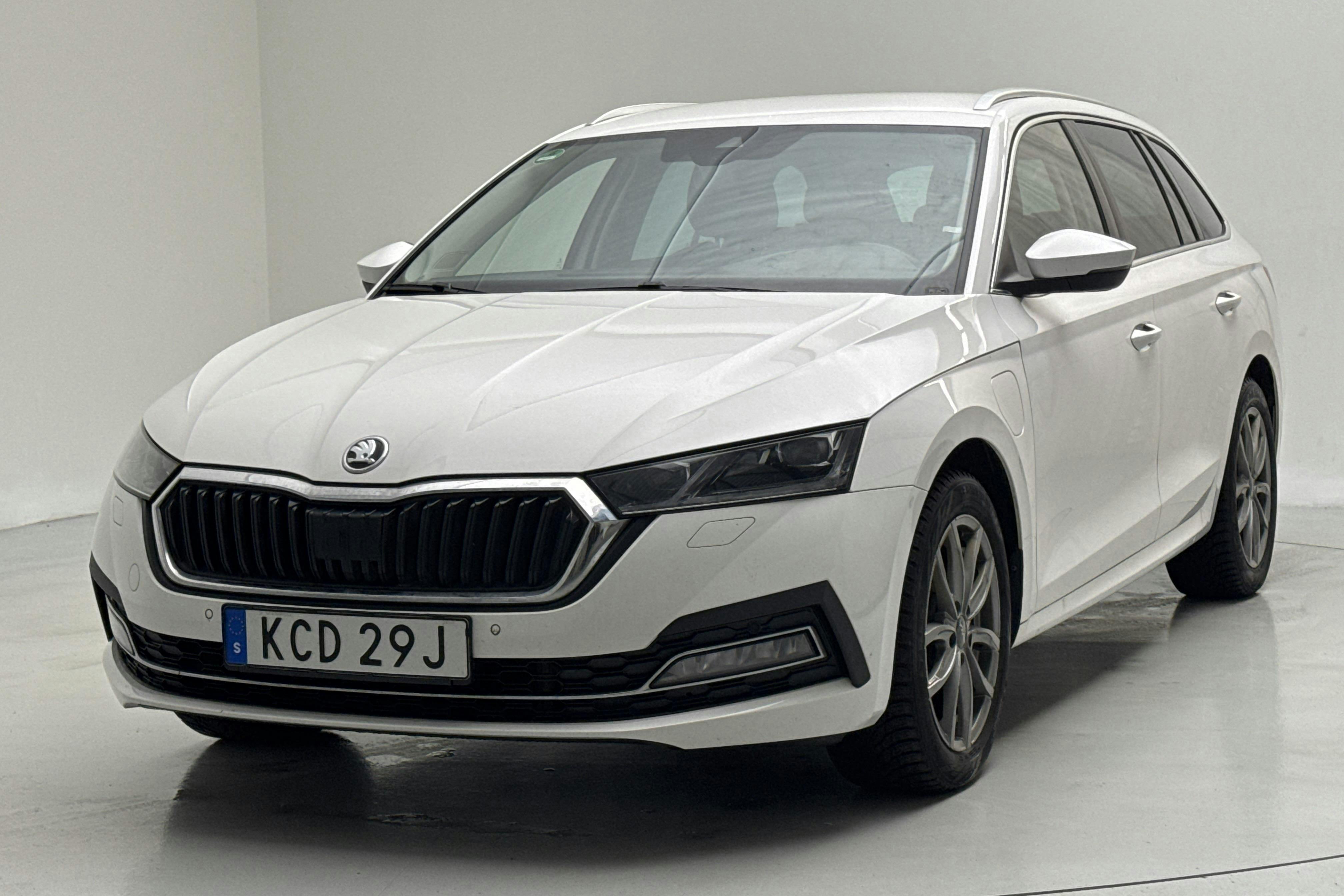 Presentation photo 1 of 17: Skoda Octavia 1.4 iV PHEV Combi (204hk) - 95 350 km - Automatic - white - 2022