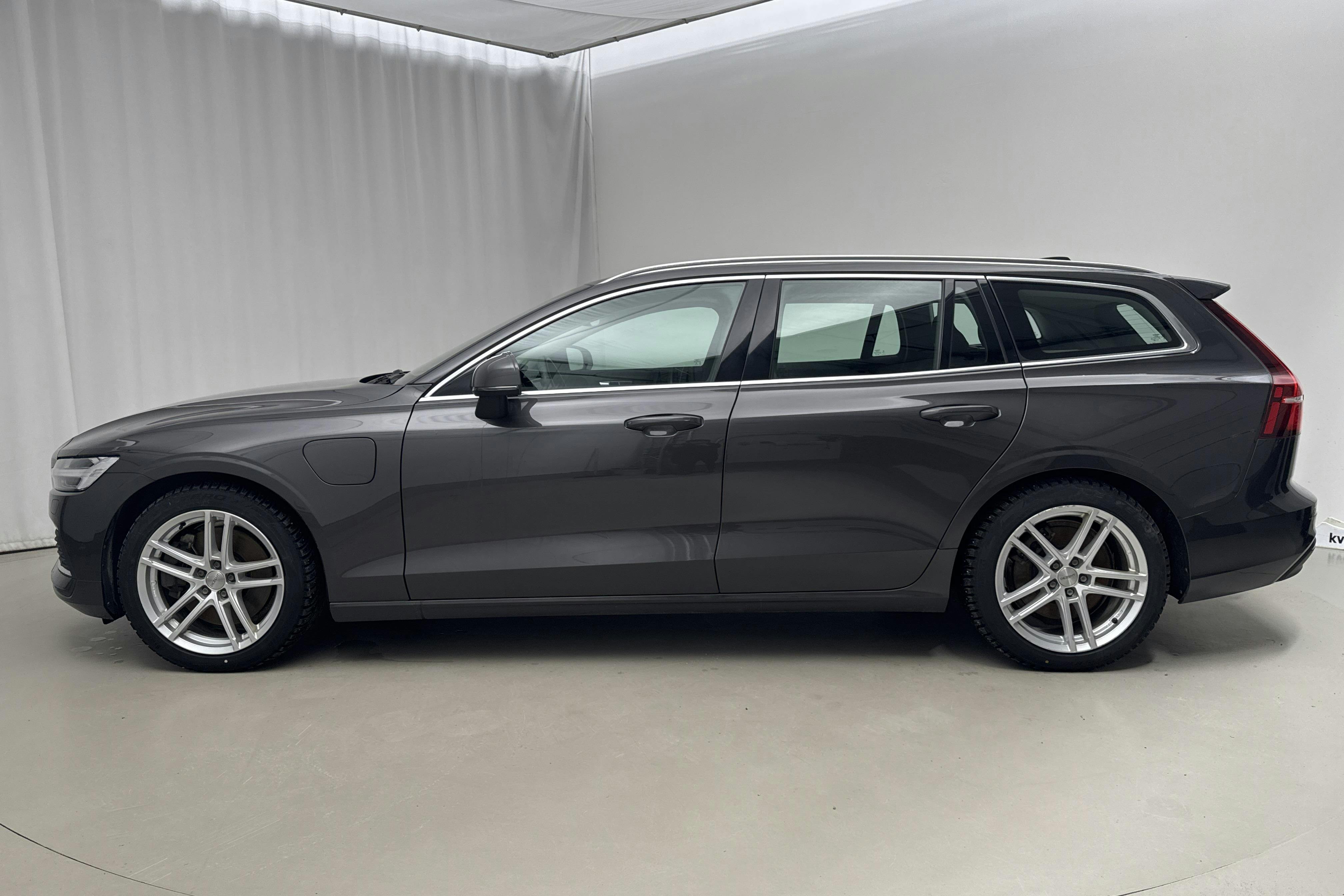Presentationsfoto 2 av 20: Volvo V60 T6 AWD Recharge (350hk) - 14 257 mil - Automat - grå - 2023