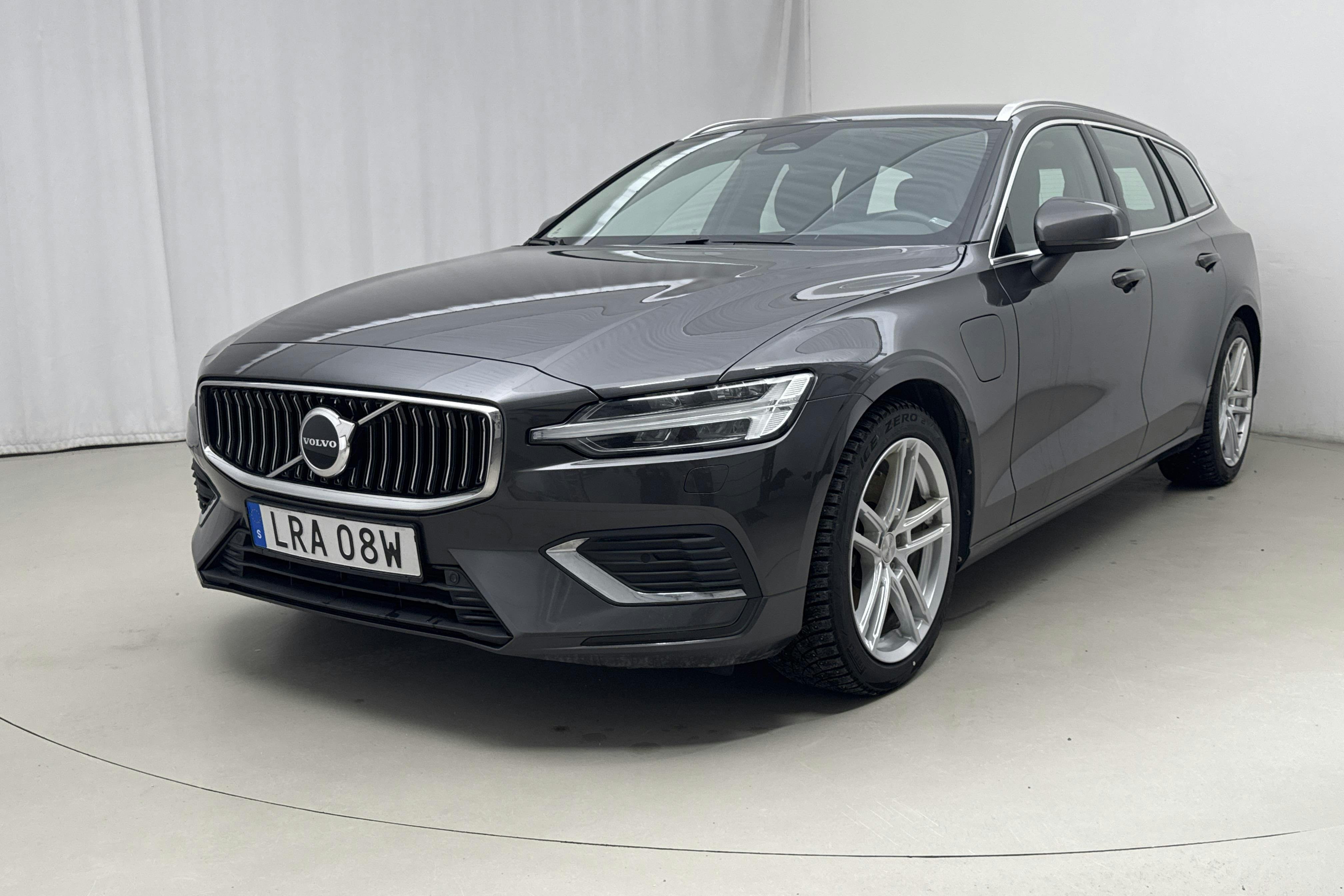 Presentationsfoto 1 av 20: Volvo V60 T6 AWD Recharge (350hk) - 14 257 mil - Automat - grå - 2023