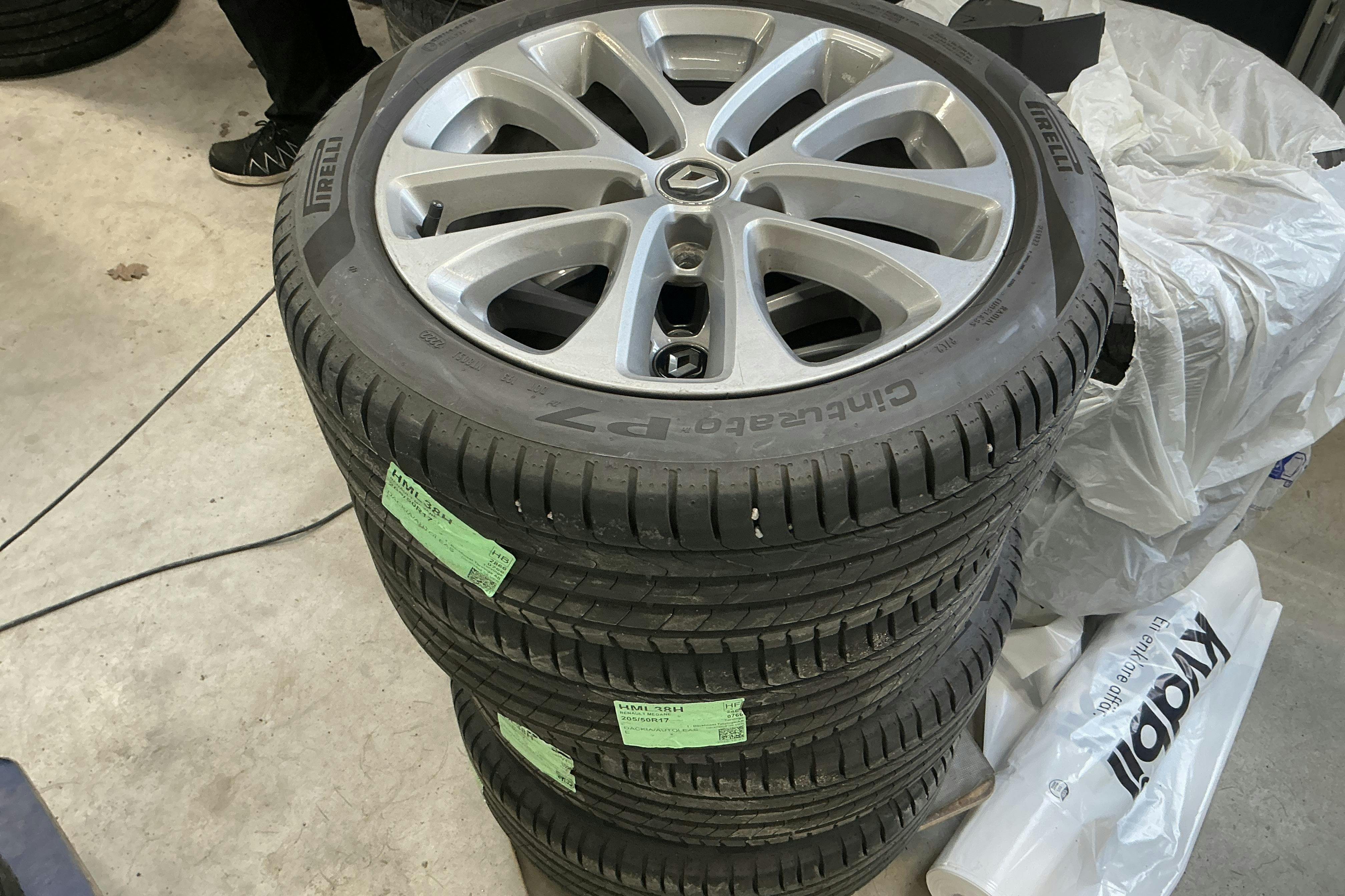 Presentation photo 18 of 18: Renault Mégane 1.3 TCe Sport Tourer (140hk) - 73 750 km - Automatic - white - 2020