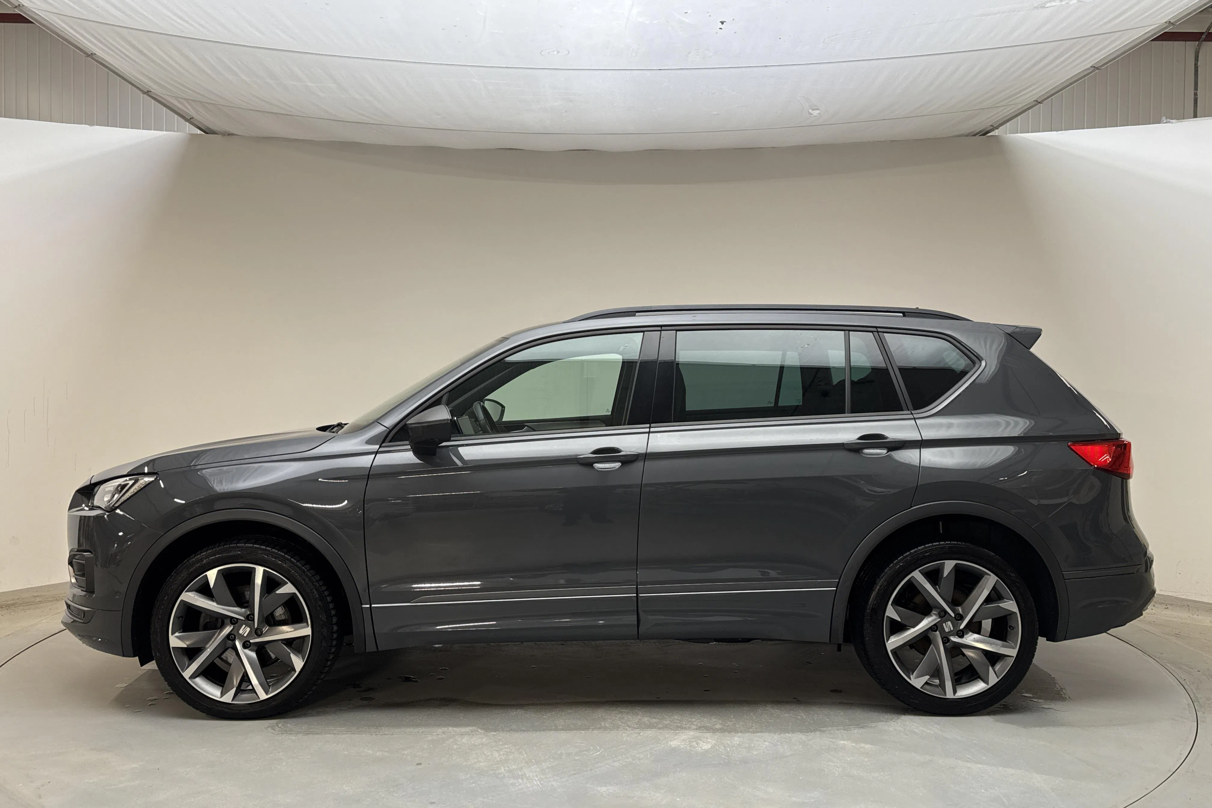 Presentationsfoto 2 av 16: Seat Tarraco 2.0 TDI 4Drive (200hk) - 7 345 mil - Automat - Dark Grey - 2023