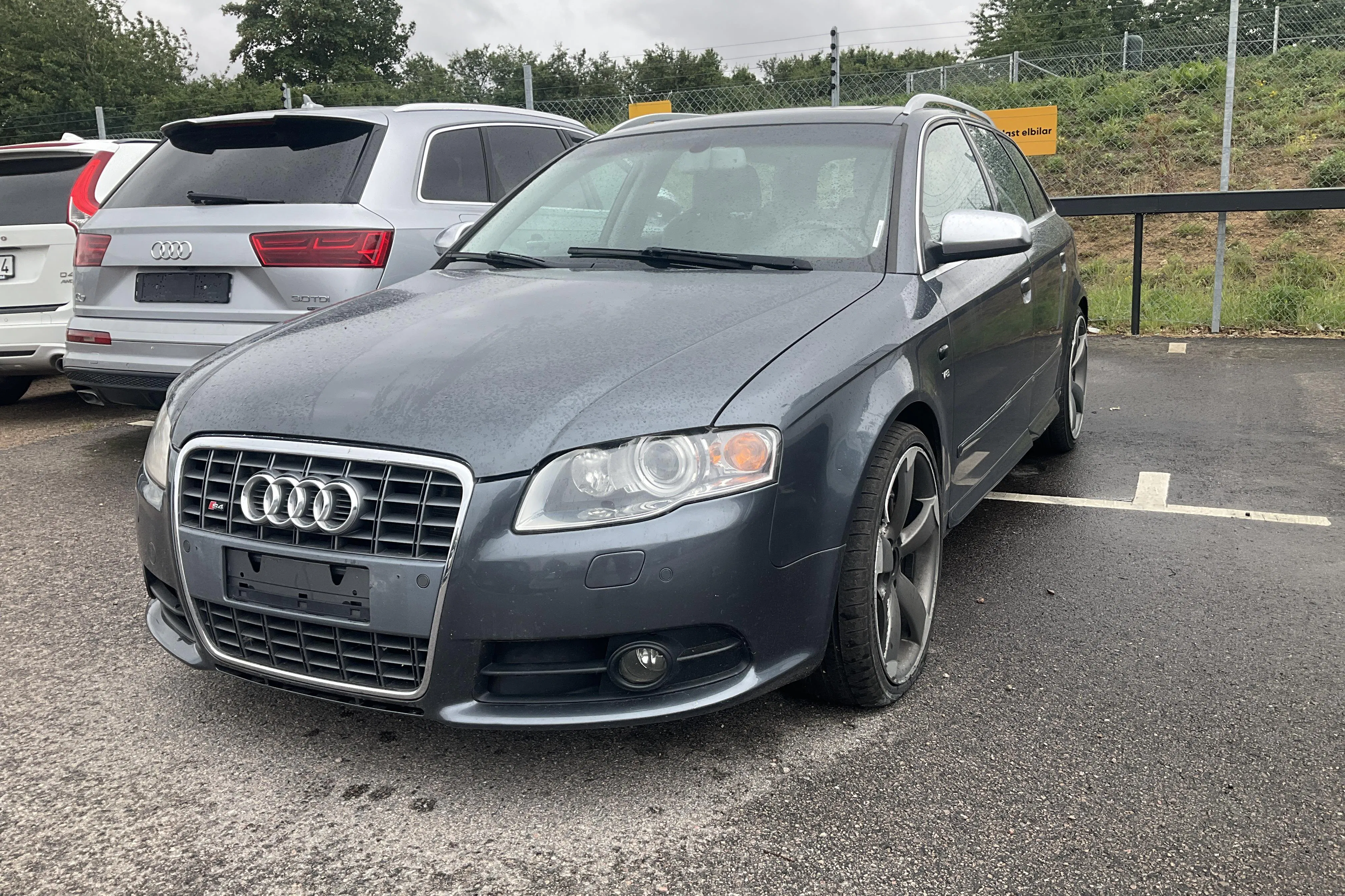 Presentationsfoto 1 av 17: Audi S4 4.2 Avant (344hk) - 17 382 mil - Automat - grå - 2006