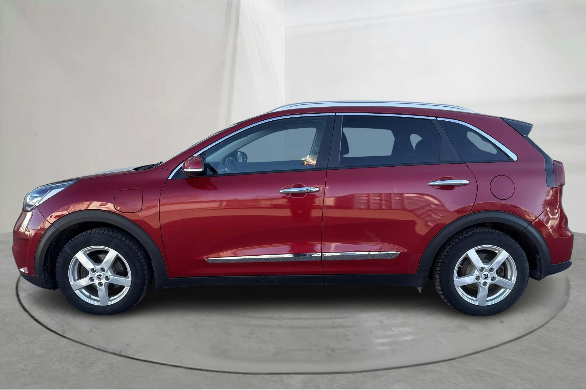 Presentationsfoto 2 av 20: KIA Niro Plug-in Hybrid 1.6 (141hk) - 9 147 mil - Automat - röd - 2019