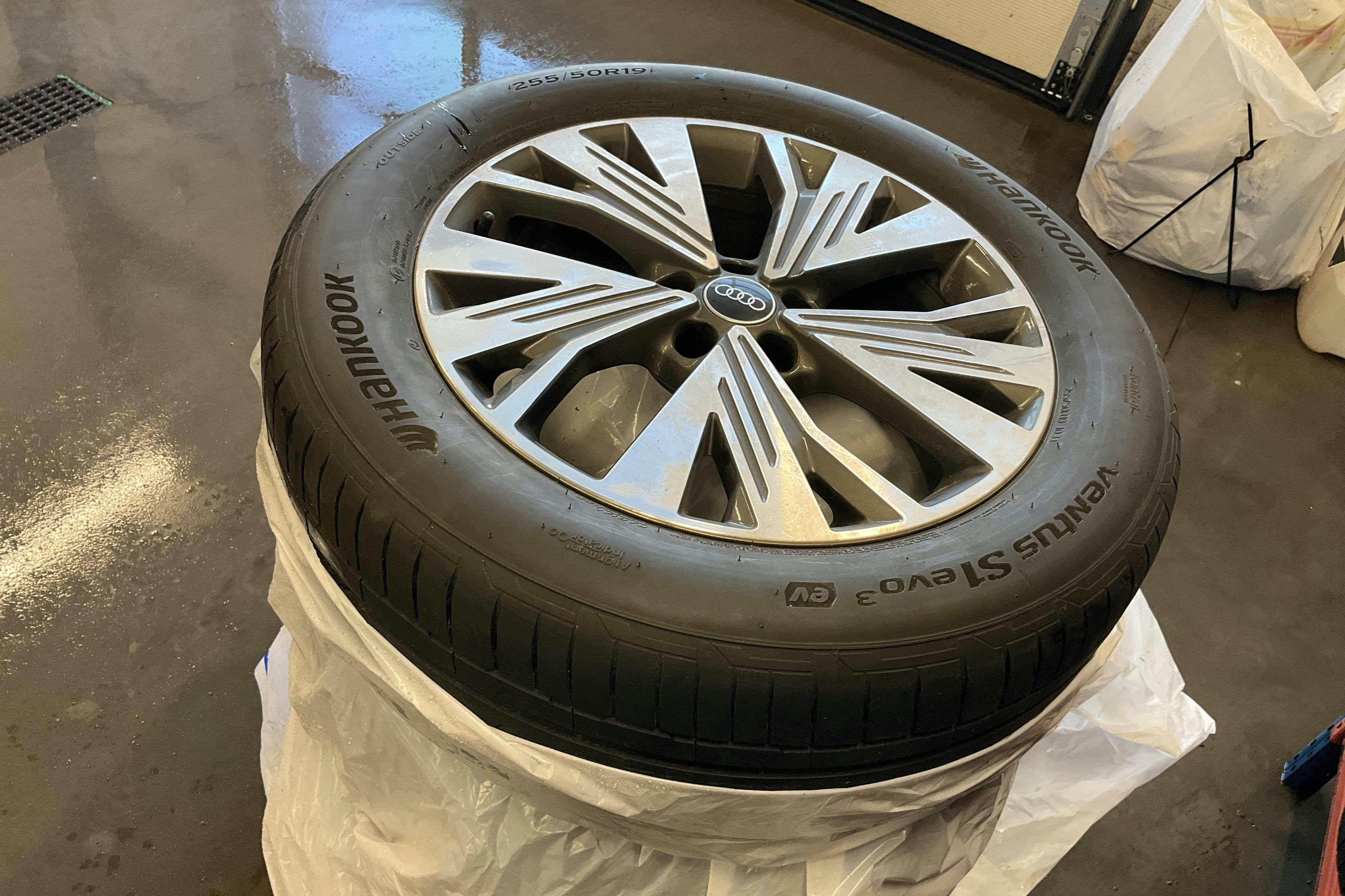 Presentation photo 18 of 18: Audi Q4 45 e-tron quattro 77kWh (265hk) - 120 060 km - Automatic - white - 2023