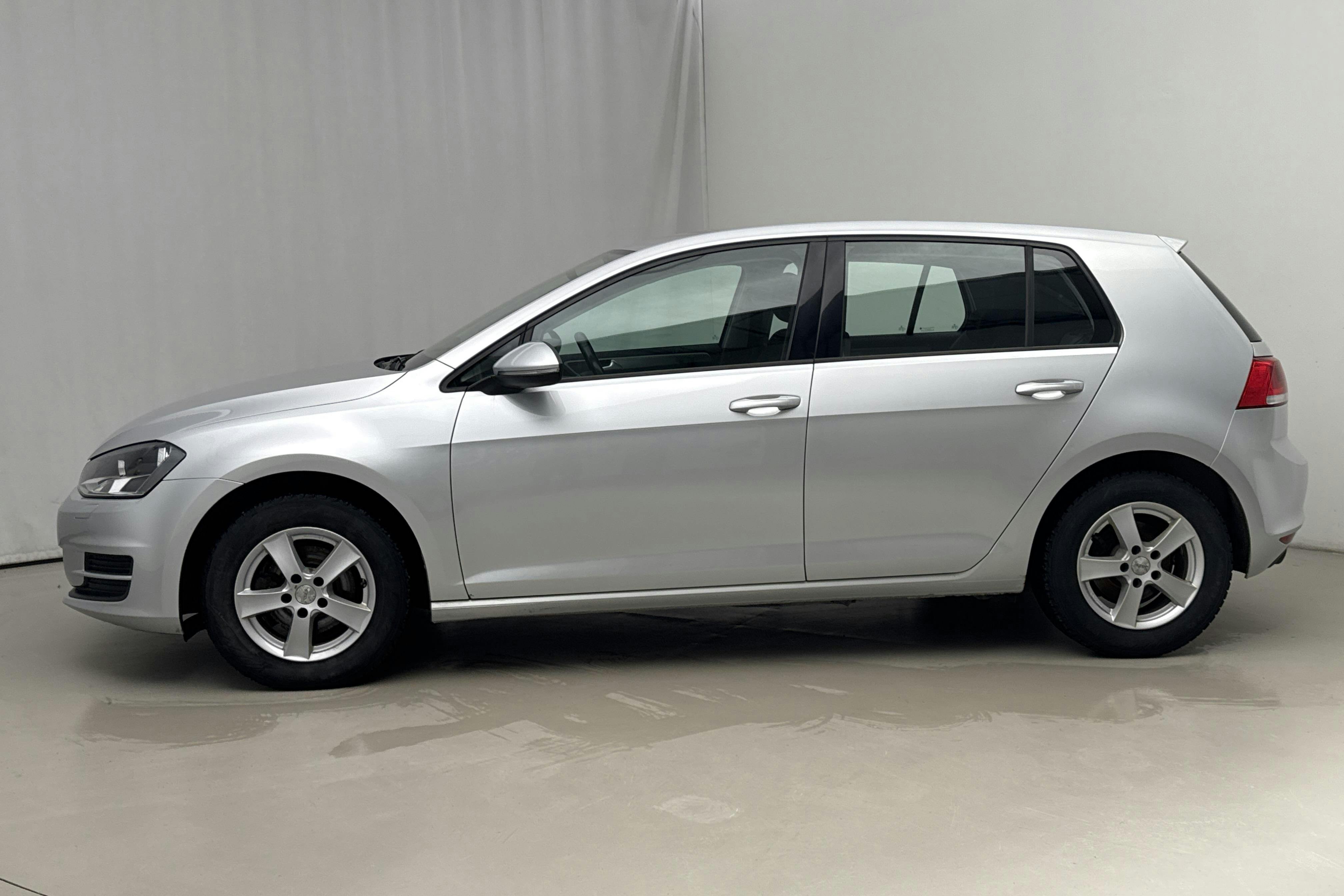 Presentationsfoto 2 av 15: VW Golf VII 1.2 TSI 5dr (110hk) - 17 403 mil - Automat - silver - 2016