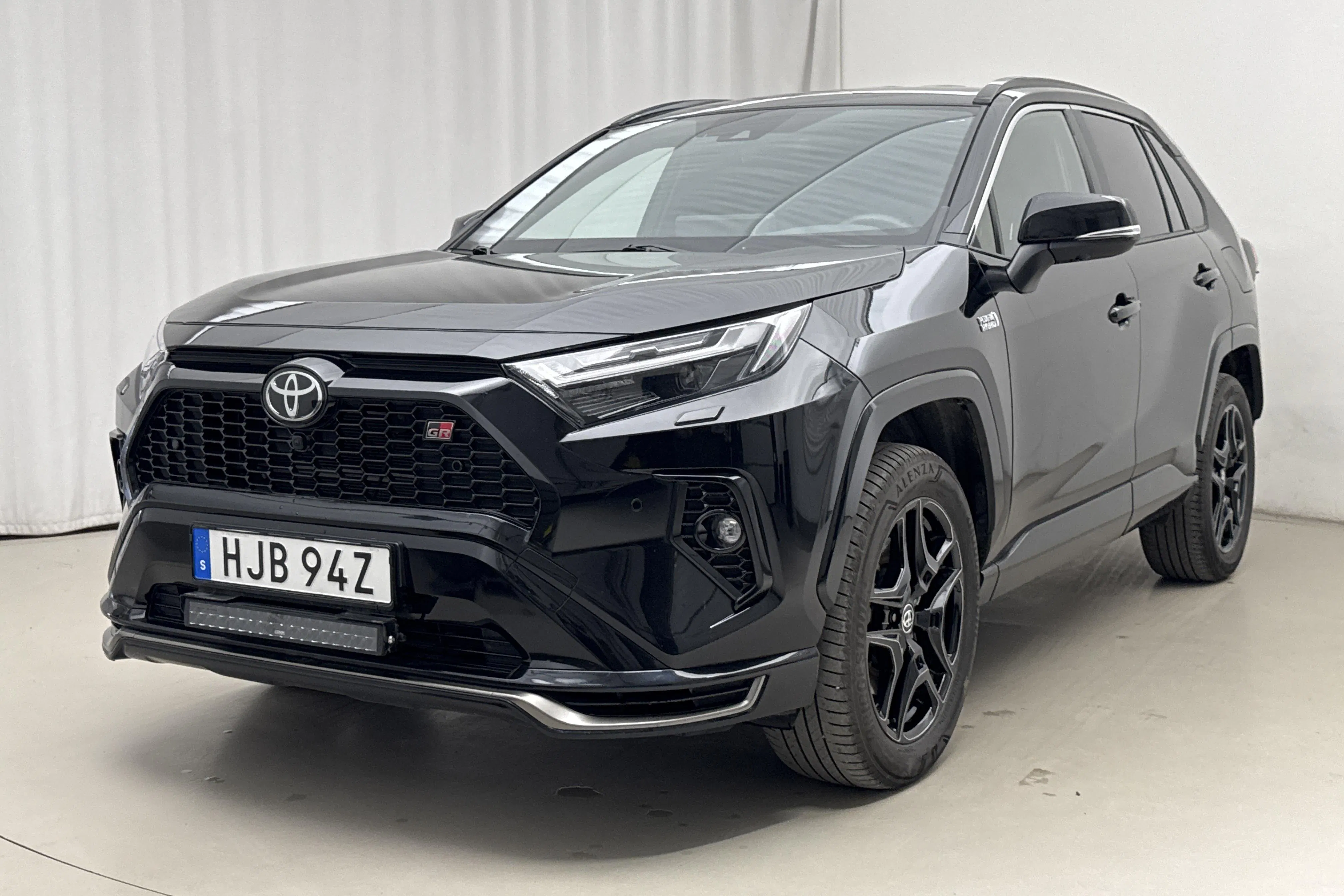 Presentationsfoto 1 av 22: Toyota RAV4 2.5 Plug-in Hybrid AWDi (306hk) - 4 151 mil - Automat - svart - 2024