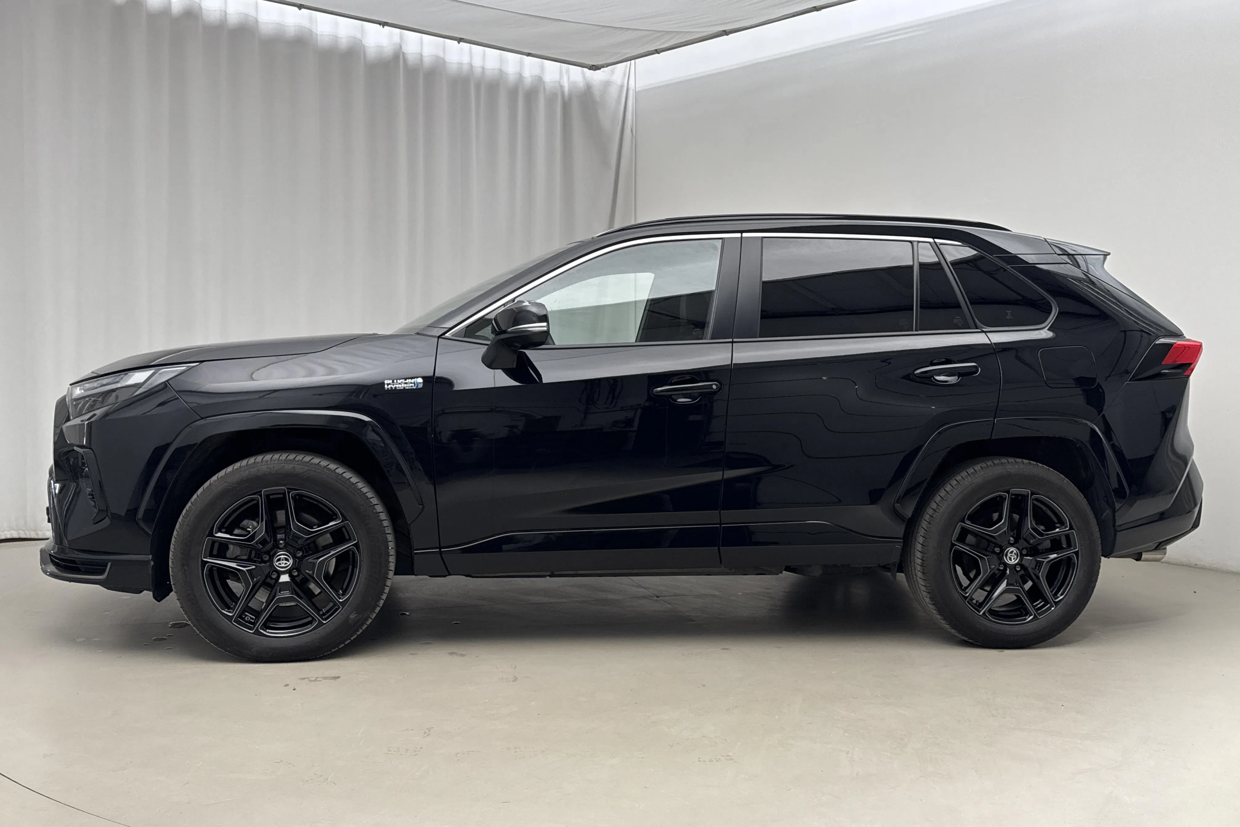 Presentationsfoto 2 av 22: Toyota RAV4 2.5 Plug-in Hybrid AWDi (306hk) - 4 151 mil - Automat - svart - 2024