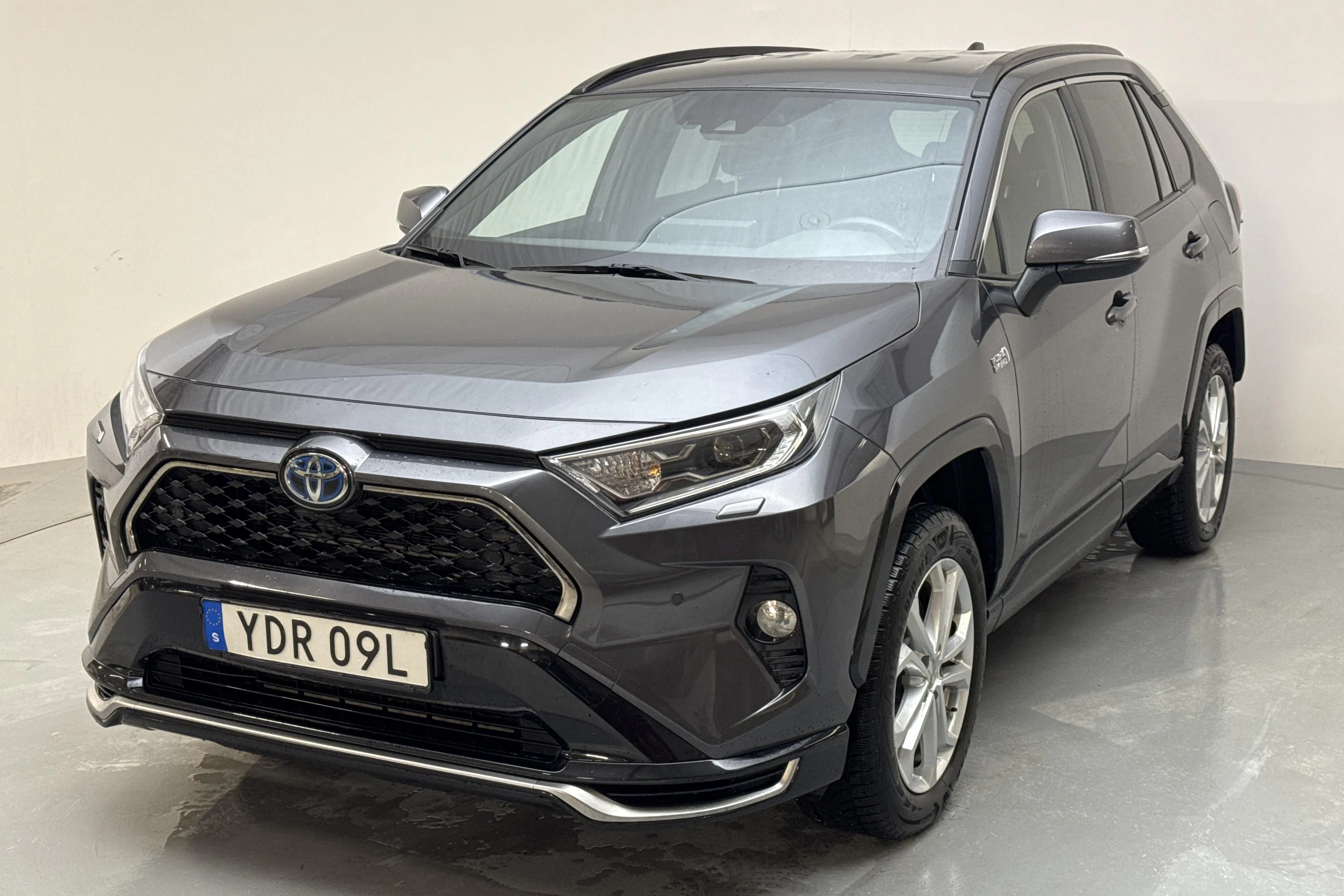 Presentation photo 1 of 16: Toyota RAV4 2.5 Plug-in Hybrid AWDi (306hk) - 131 110 km - Automatic - Dark Grey - 2021