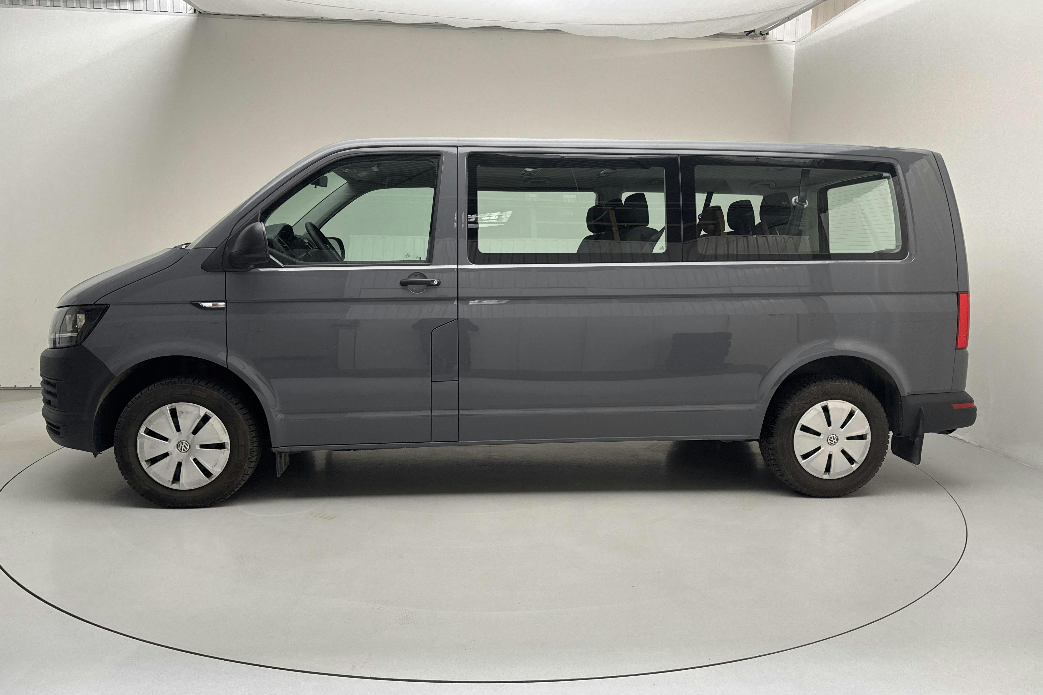 Presentationsfoto 2 av 12: VW Caravelle T6 2.0 TDI BMT (150hk) - 6 526 mil - Manuell - grå - 2019
