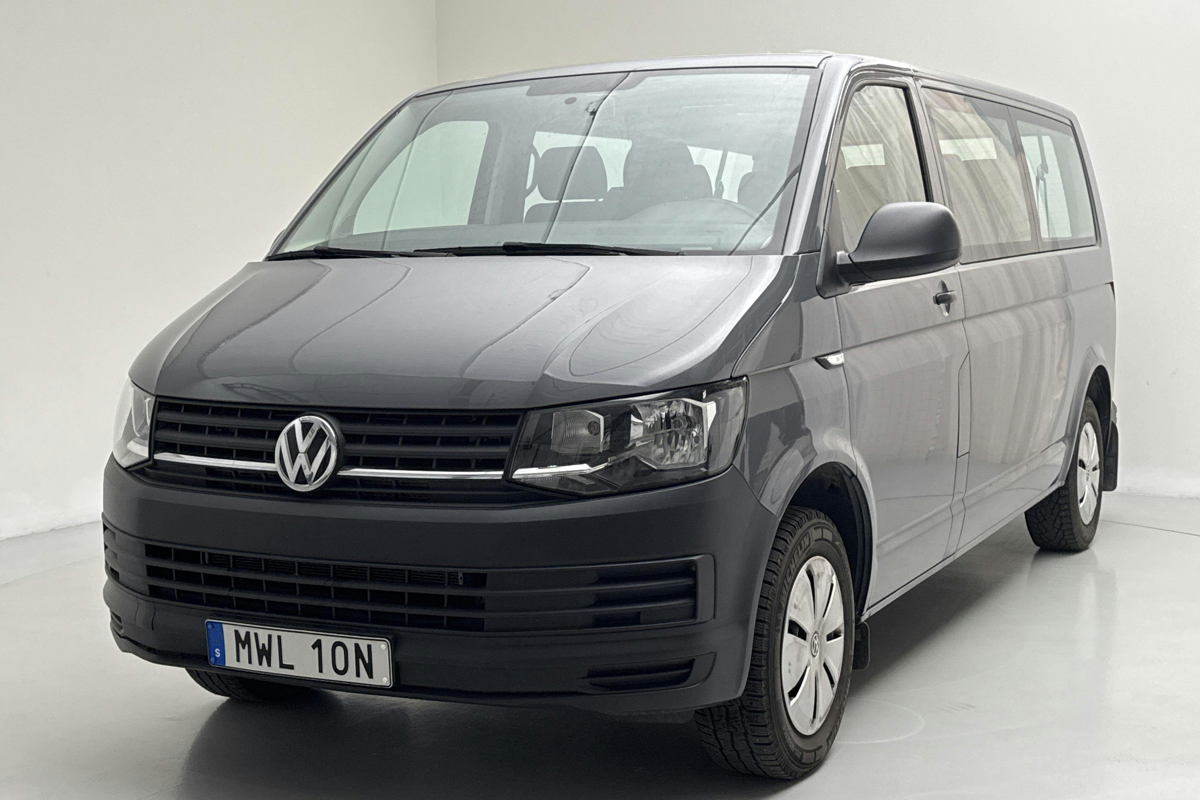 Presentationsfoto 1 av 12: VW Caravelle T6 2.0 TDI BMT (150hk) - 6 526 mil - Manuell - grå - 2019