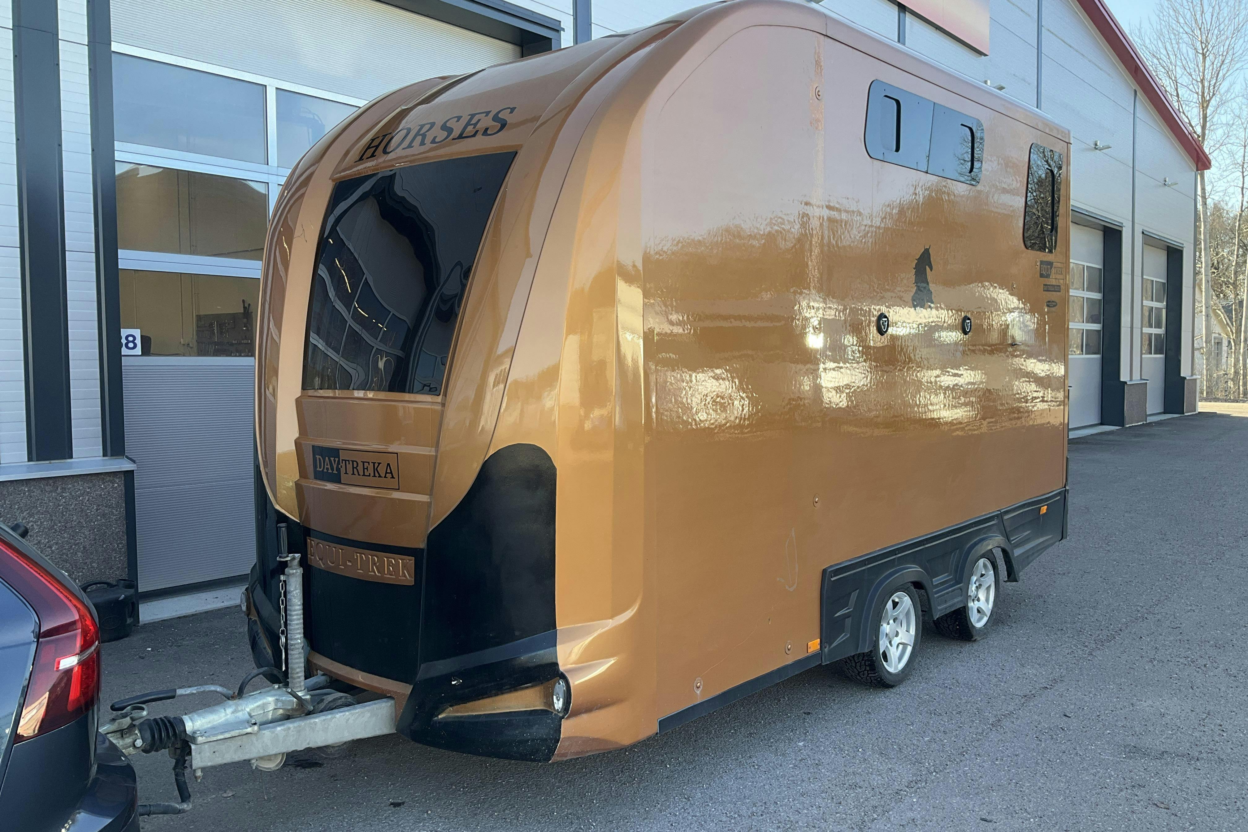 Presentationsfoto 1 av 15: EQUI-TREK DAY-TREKA Hästsläpvagn - 0 km - orange - 2022