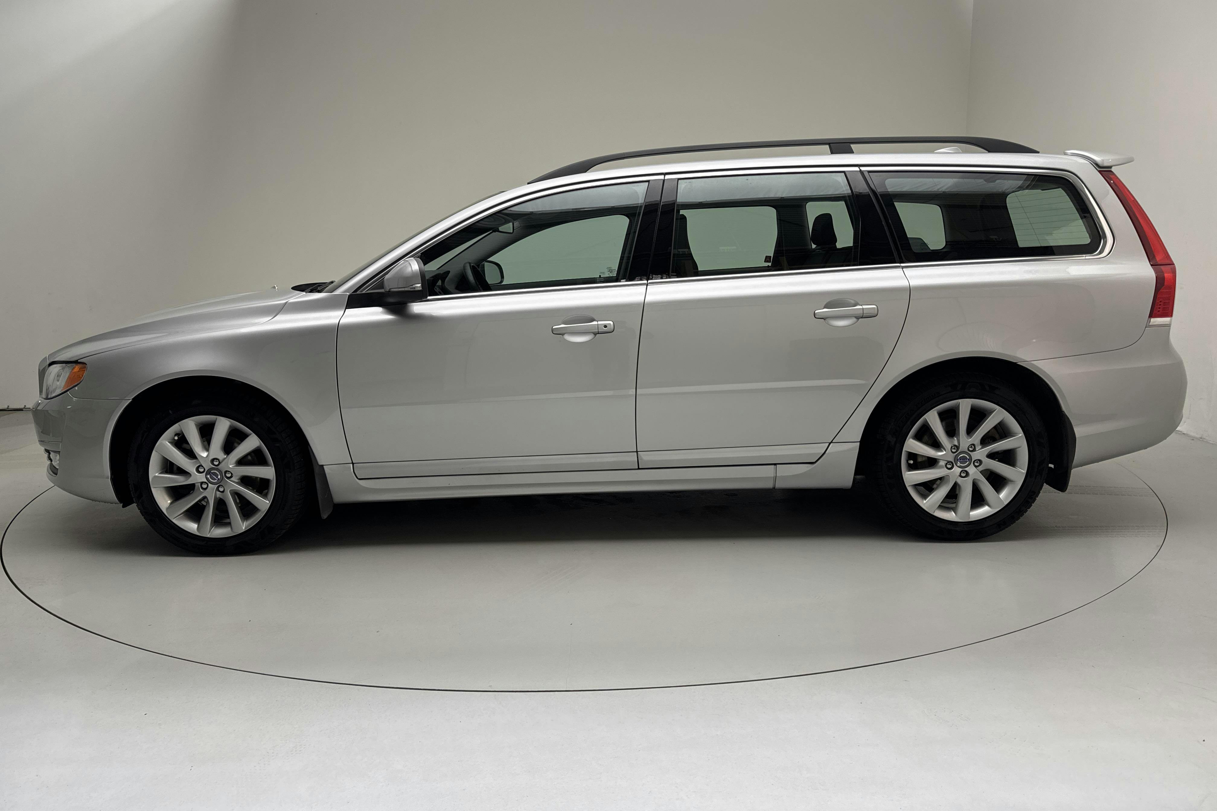 Presentationsfoto 2 av 13: Volvo V70 II D4 (181hk) - 3 293 mil - Automat - silver - 2014