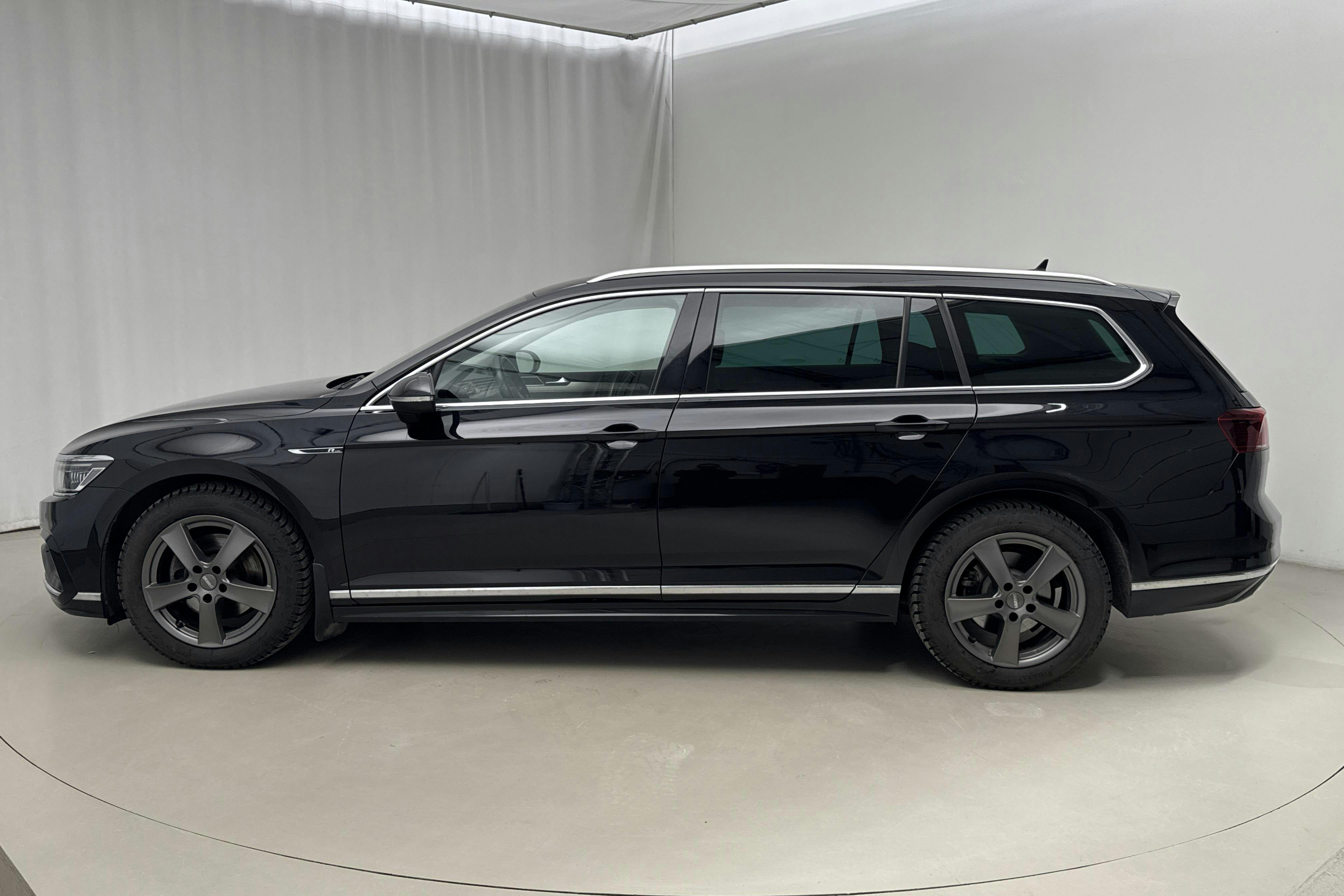 Presentationsfoto 2 av 22: VW Passat 2.0 TDI Sportscombi 4Motion (200hk) - 5 206 mil - Automat - svart - 2021