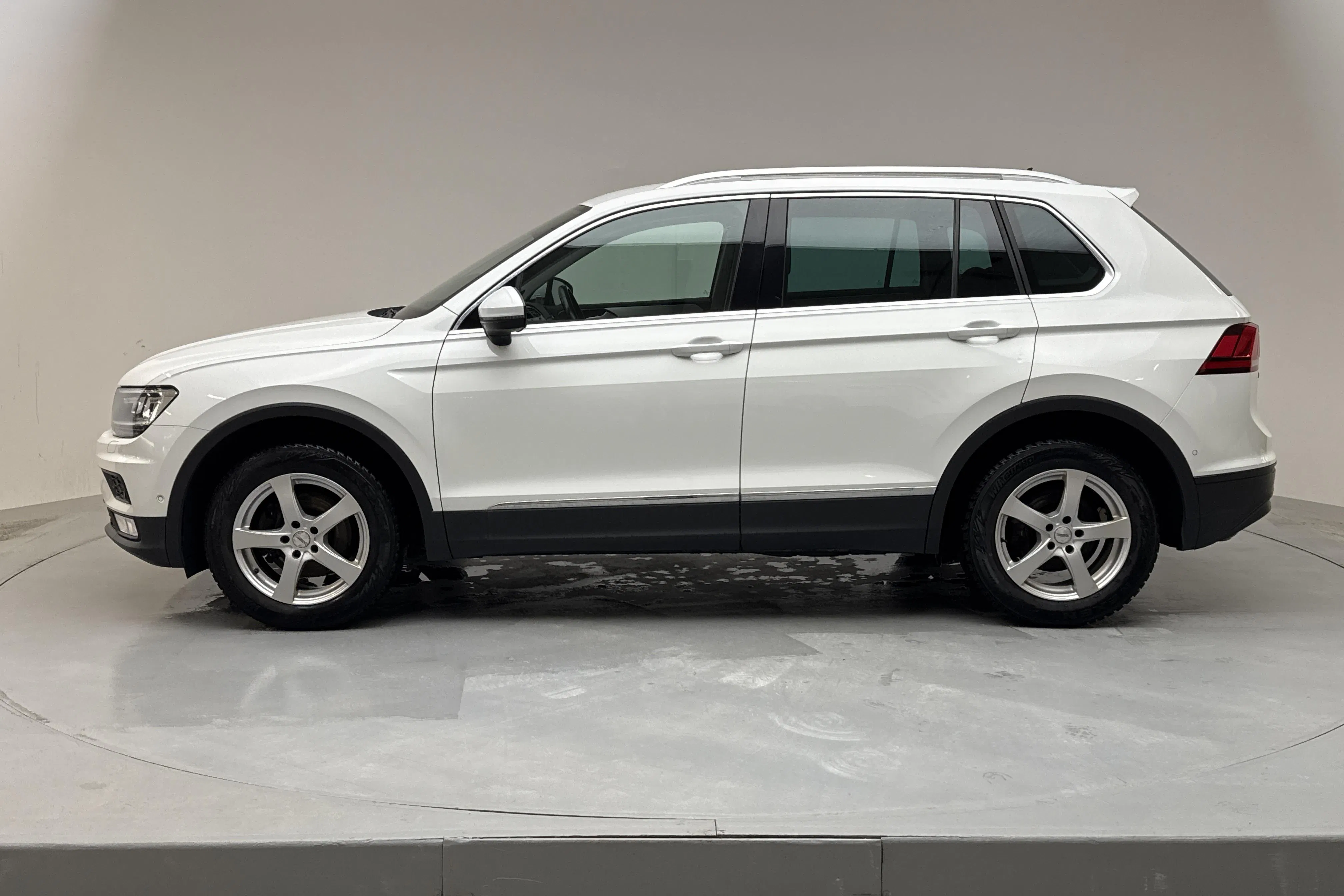 Presentationsfoto 2 av 15: VW Tiguan 1.4 TSI 4MOTION (150hk) - 20 050 mil - Automat - vit - 2017