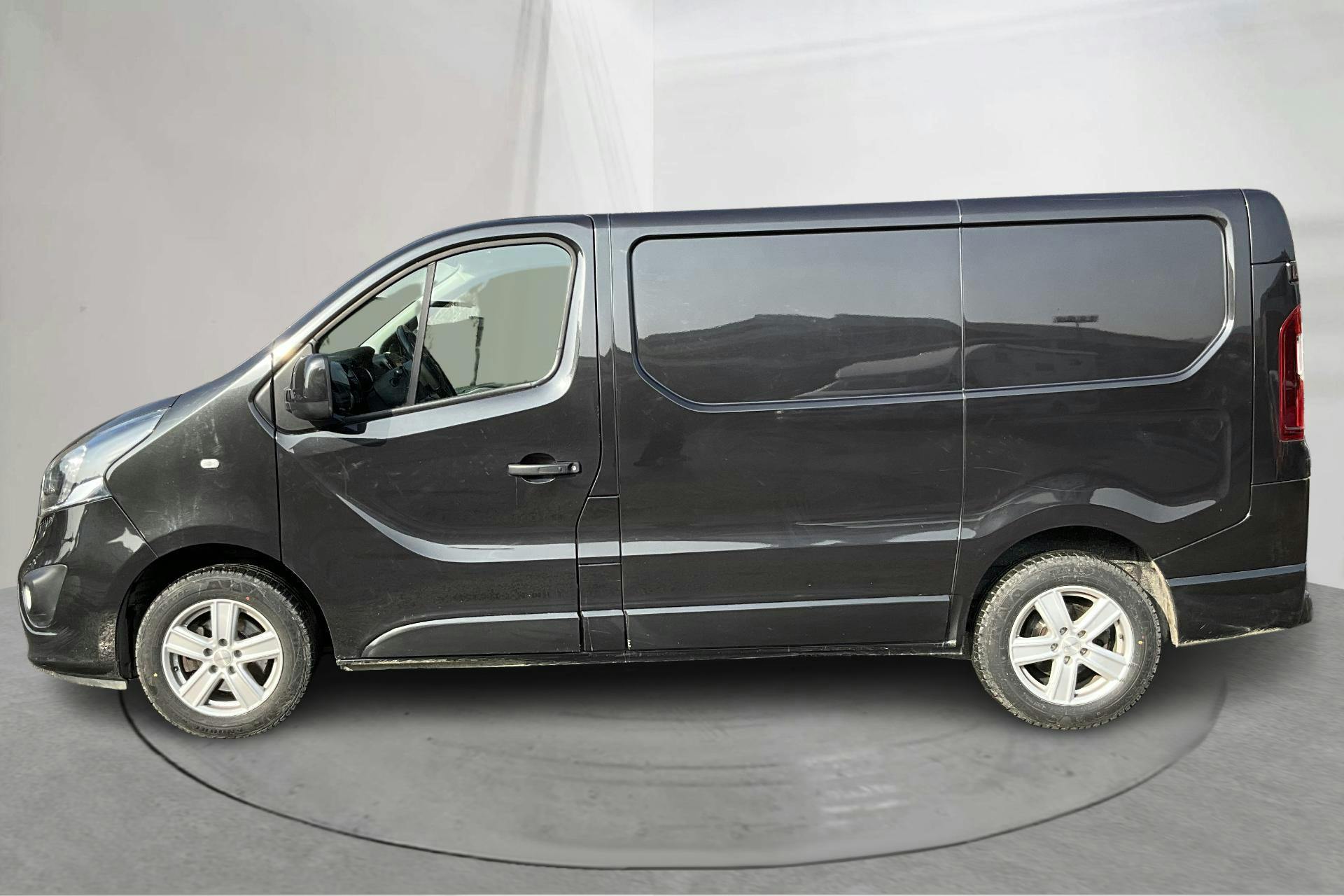 Zdjęcie prezentacyjne 2 z 15: Opel Vivaro 1.6 BITURBO (125hk) - 140 430 km - Manualna - czarny - 2018