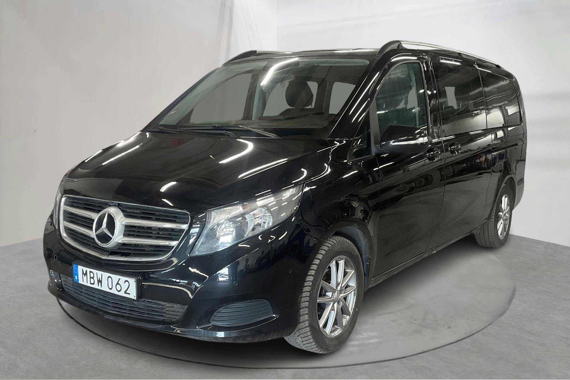 Presentationsfoto 1 av 14: Mercedes V 220 d W447 (163hk) - 31 360 mil - Automat - svart - 2016