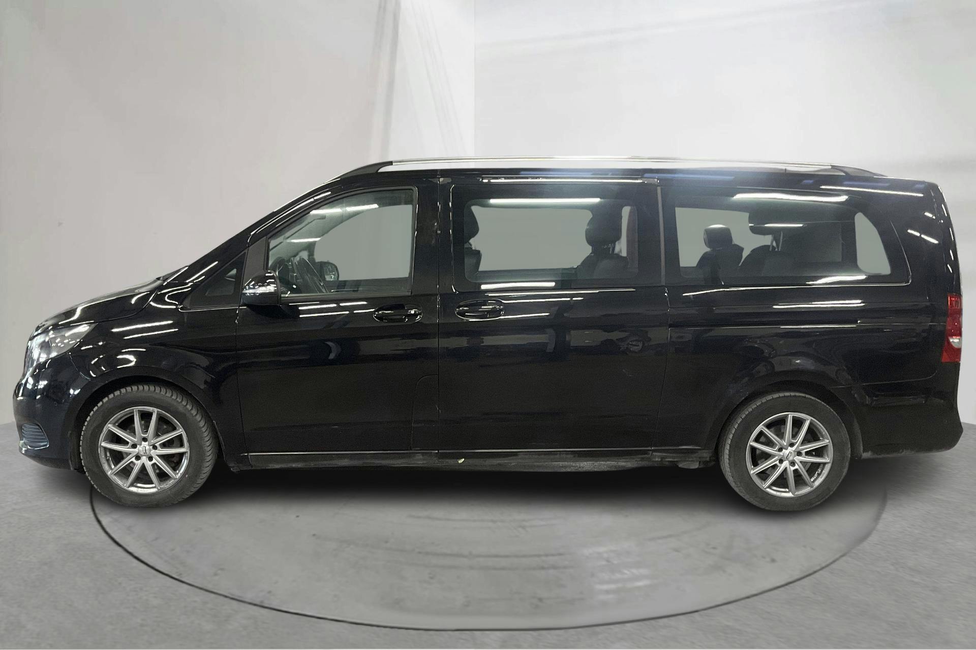 Presentationsfoto 2 av 14: Mercedes V 220 d W447 (163hk) - 31 360 mil - Automat - svart - 2016