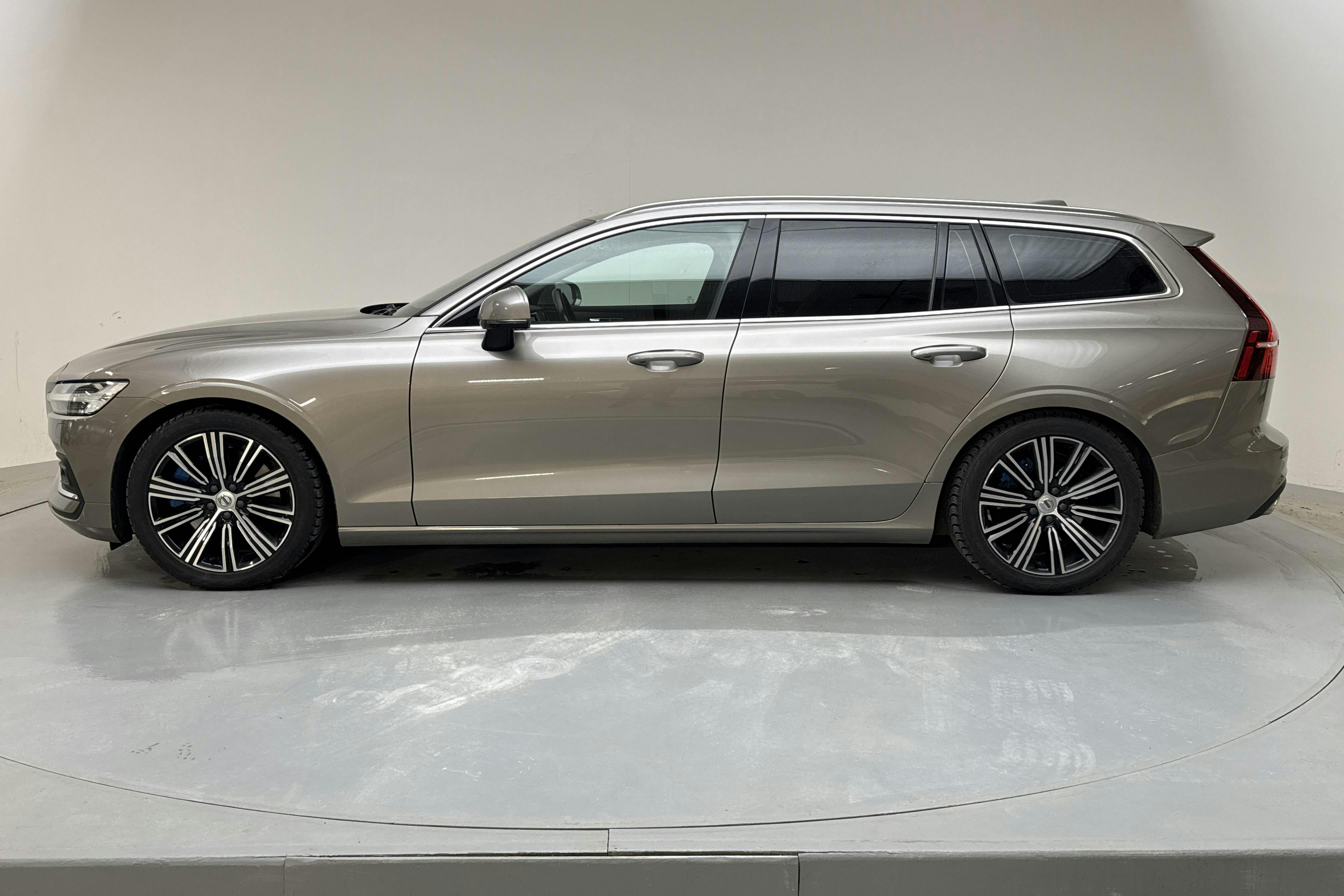 Presentationsfoto 2 av 13: Volvo V60 T6 AWD (310hk) - 13 221 mil - Automat - grå - 2019