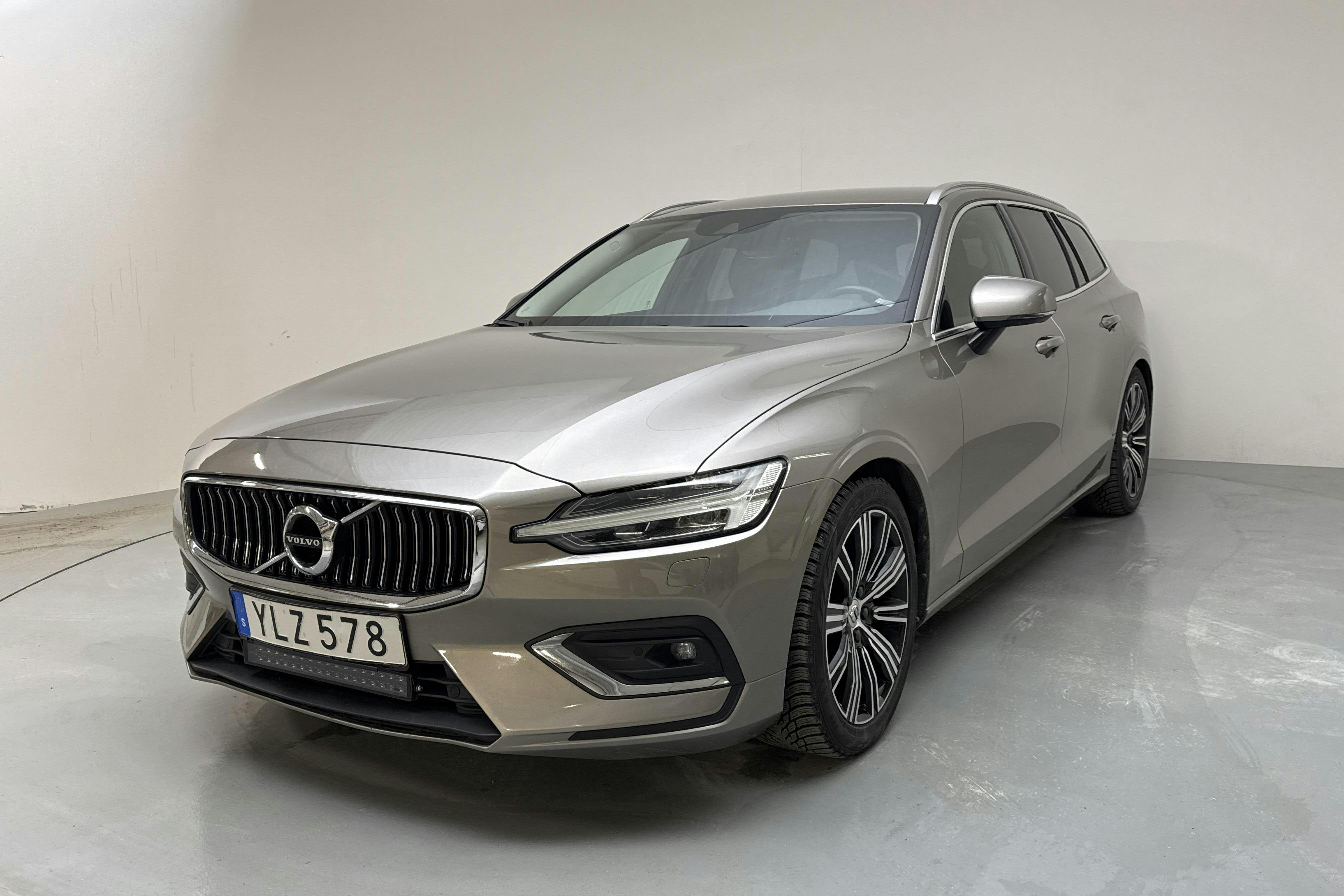 Presentationsfoto 1 av 13: Volvo V60 T6 AWD (310hk) - 13 221 mil - Automat - grå - 2019