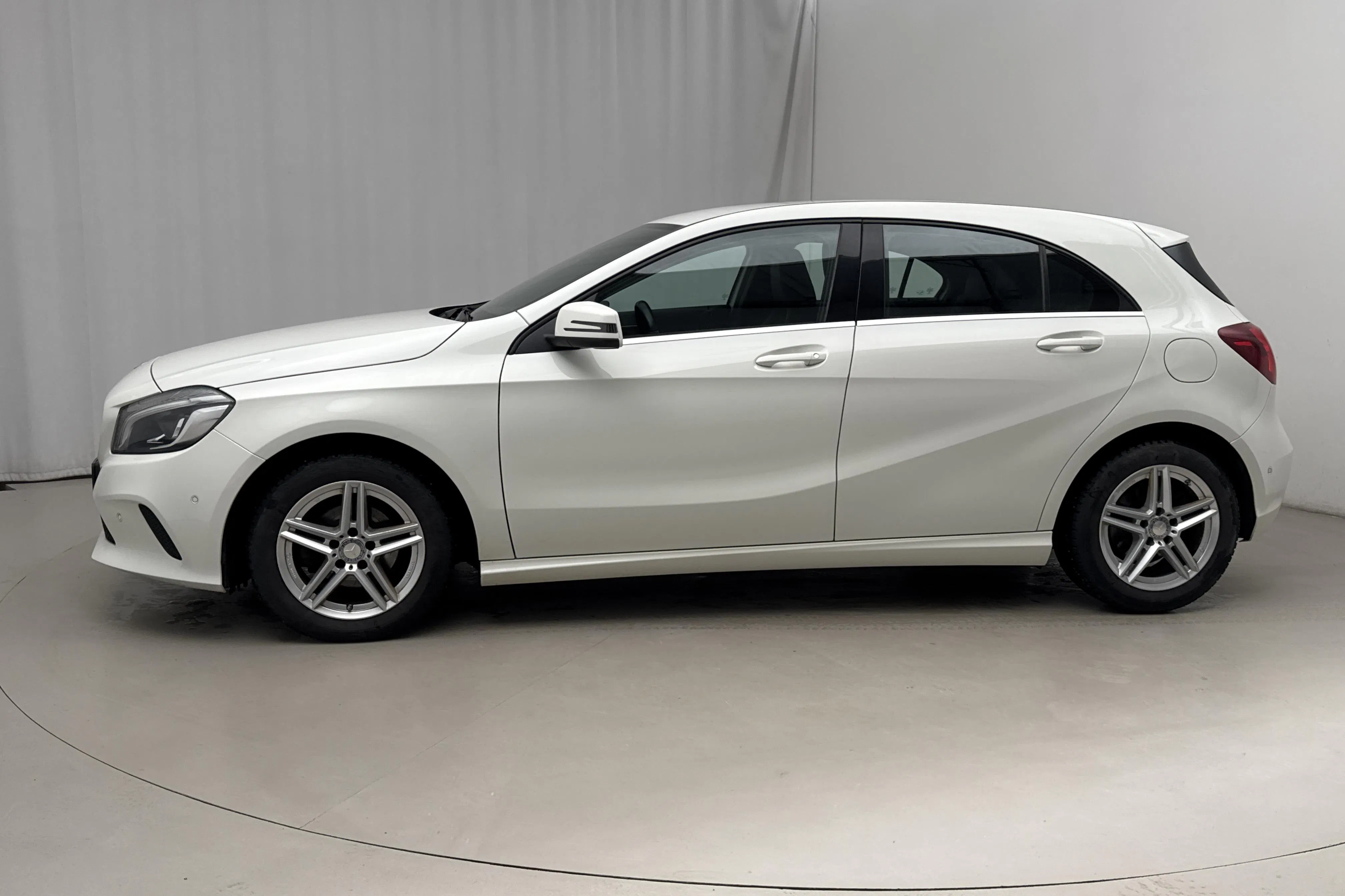 Presentation photo 2 of 12: Mercedes A 180 d 5dr W176 (109hk) - 135 060 km - Automatic - white - 2017